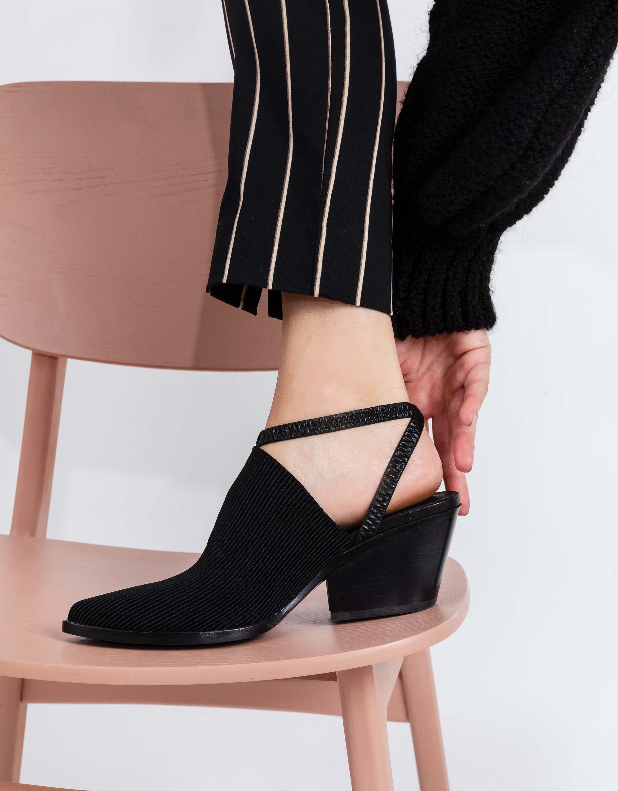 נעלי נשים - Jeffrey Campbell - סנדלי עקב סגורים ELASTO - שחור