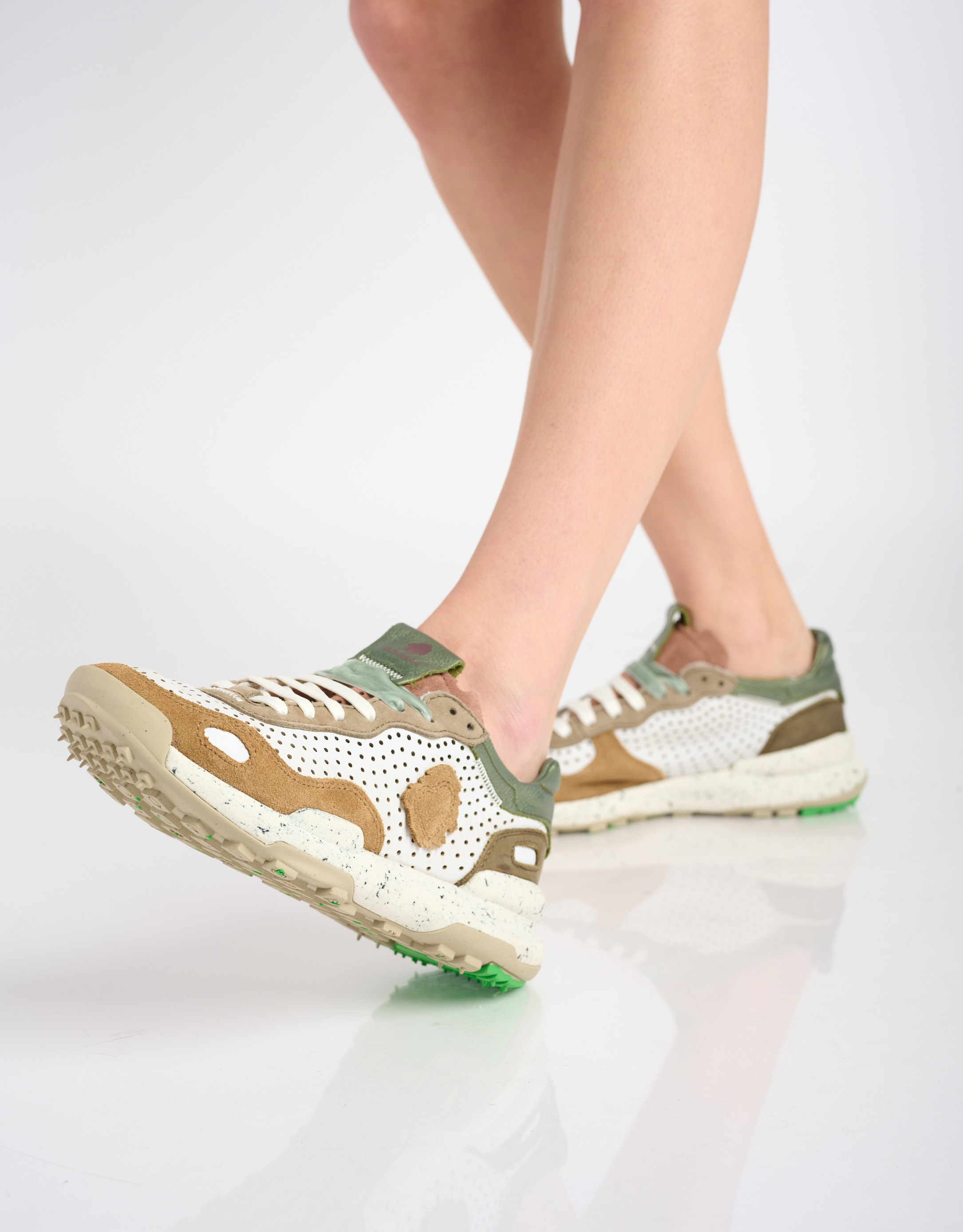 נעלי נשים - Satorisan - סניקרס מחוררות CHACRONA - לבן   חום