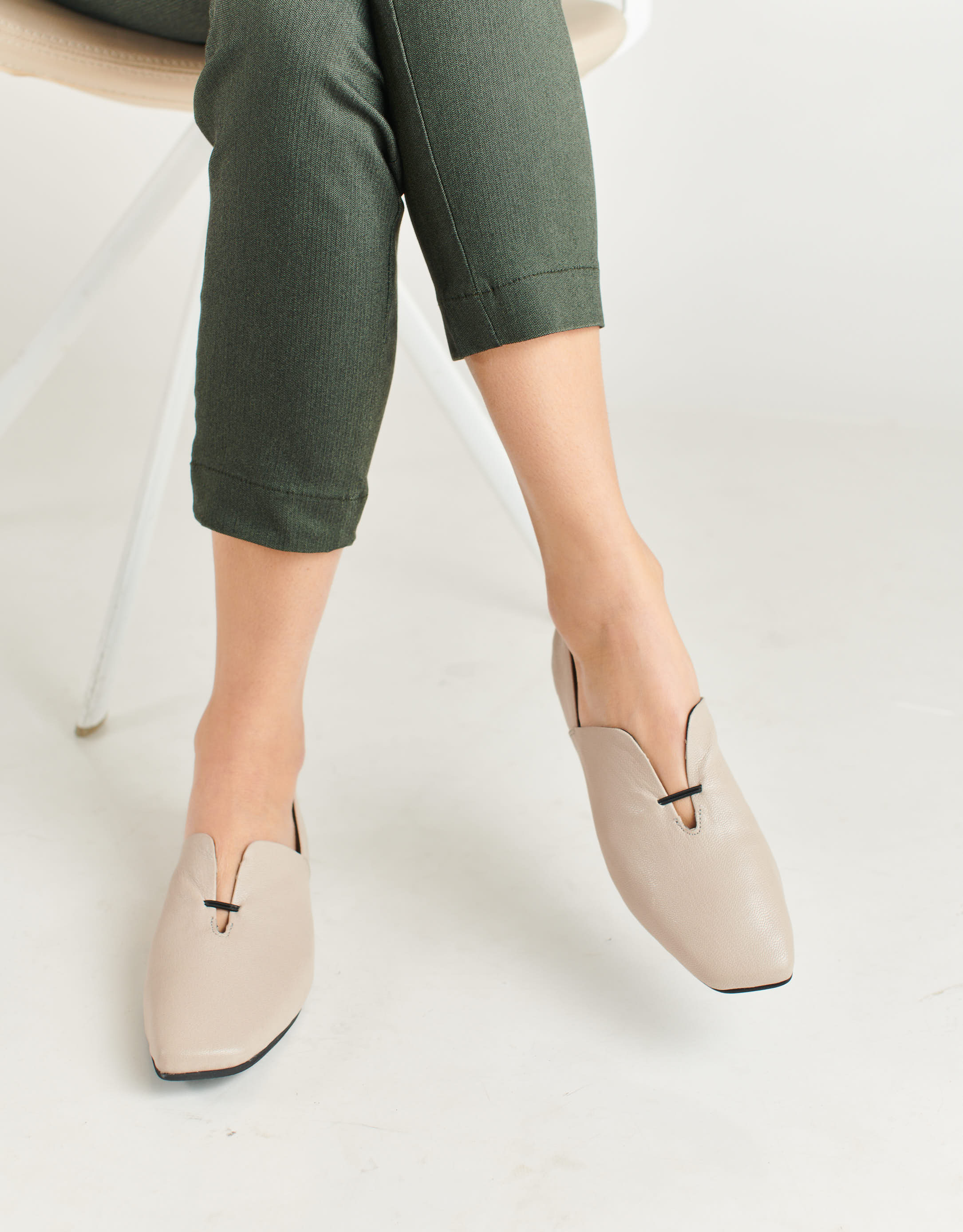 נעלי נשים - Yuko Imanishi - נעלי עור שטוחות AZU - אפור בהיר1