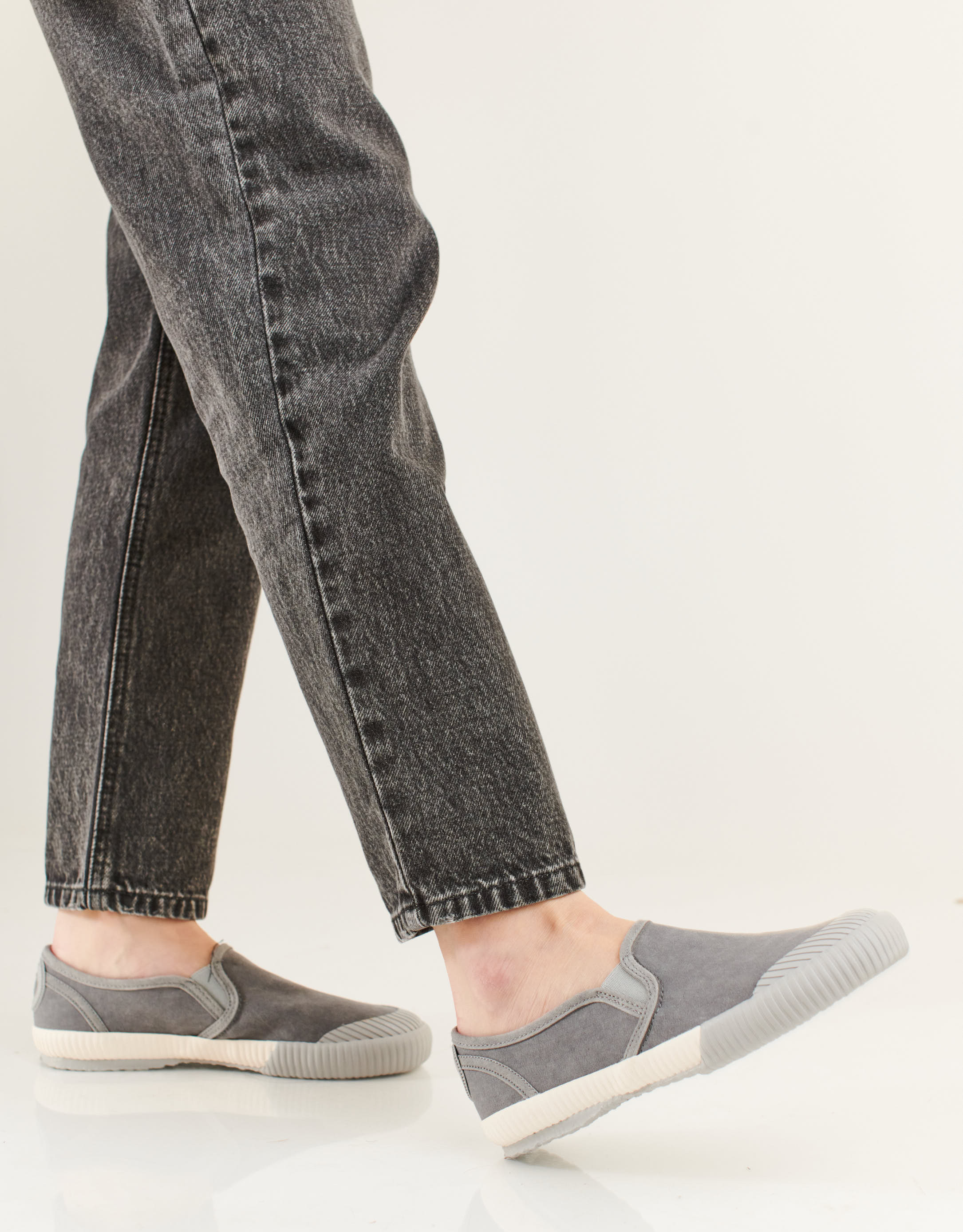 נעלי נשים - Aro - סליפ און  טבעוני  CHARLIE - אפור