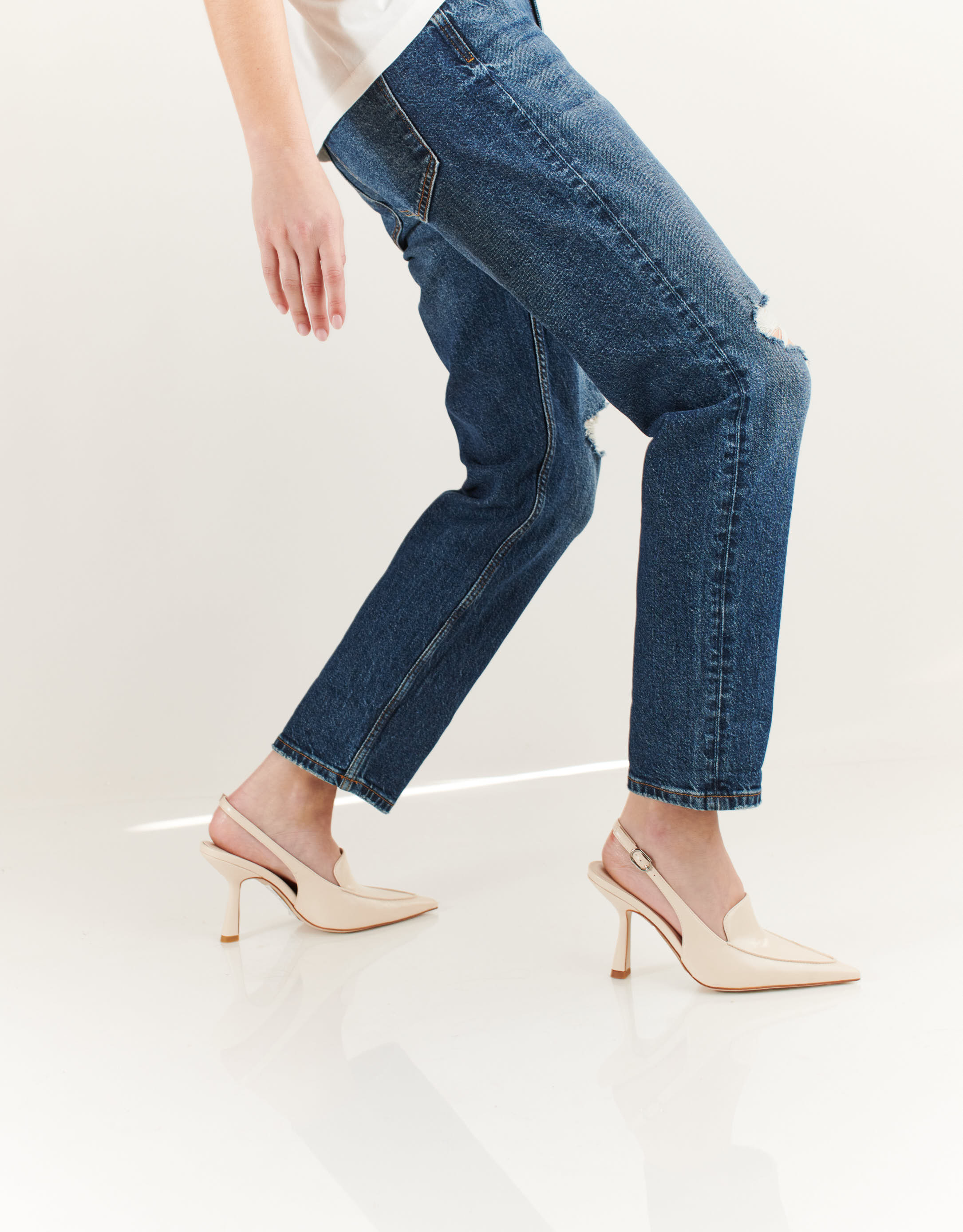 נעלי נשים - Jeffrey Campbell - סנדלי עקב ACCLAIMED - בז'