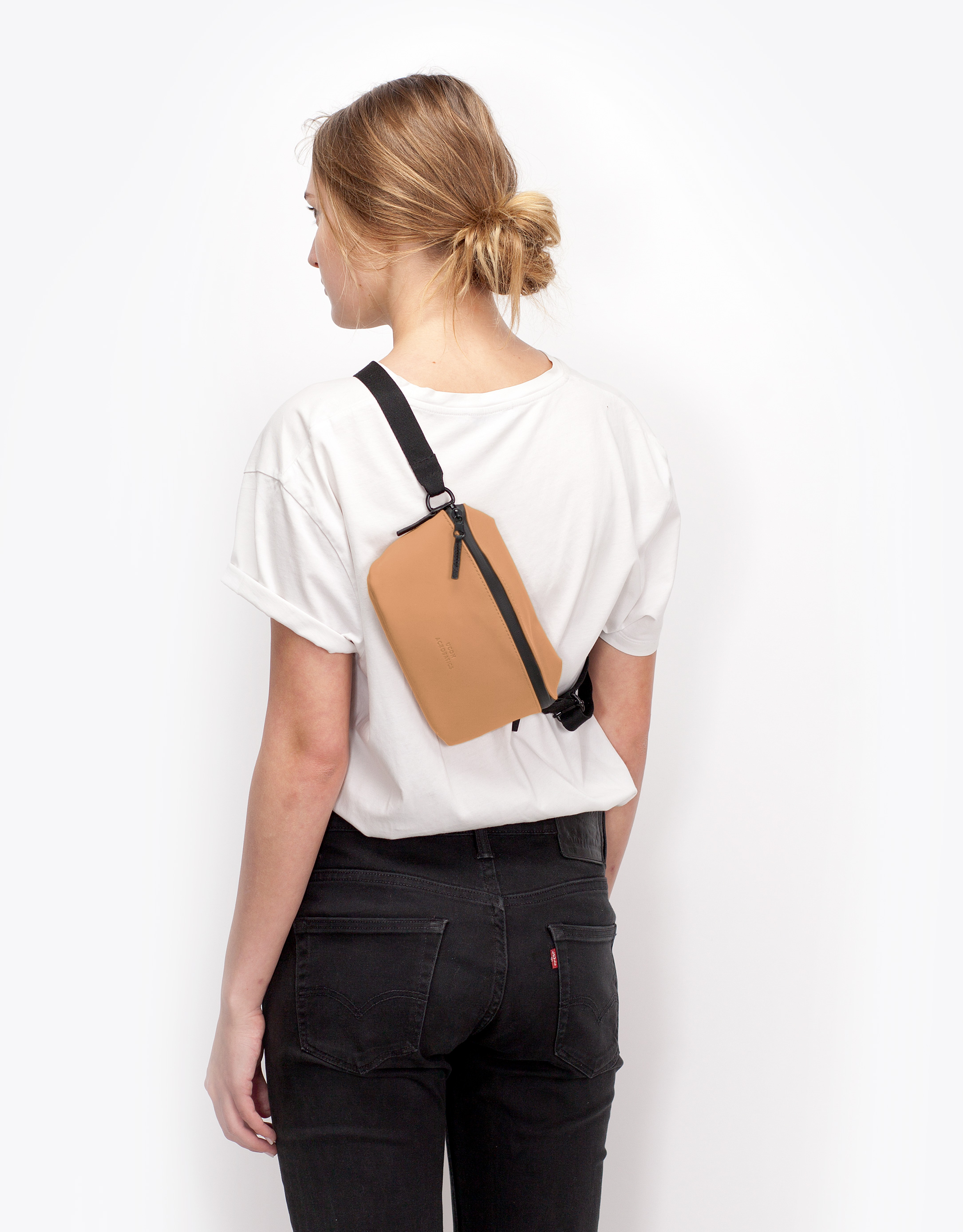 Ucon Acrobatics - פאוץ'  JONA LOTUS - אפרסק