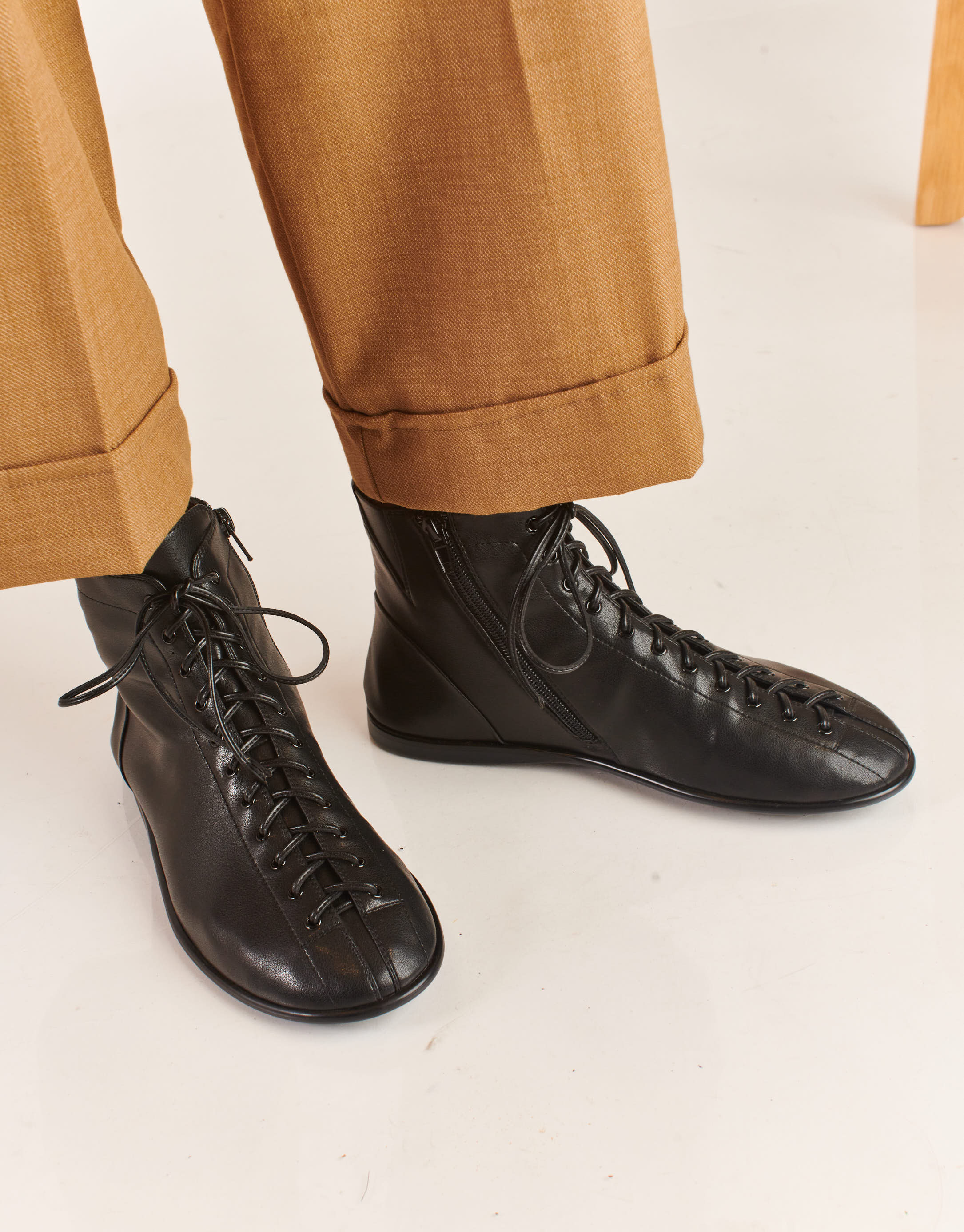 נעלי נשים - Jeffrey Campbell - מגפונים שטוחים BOXXED - שחור2