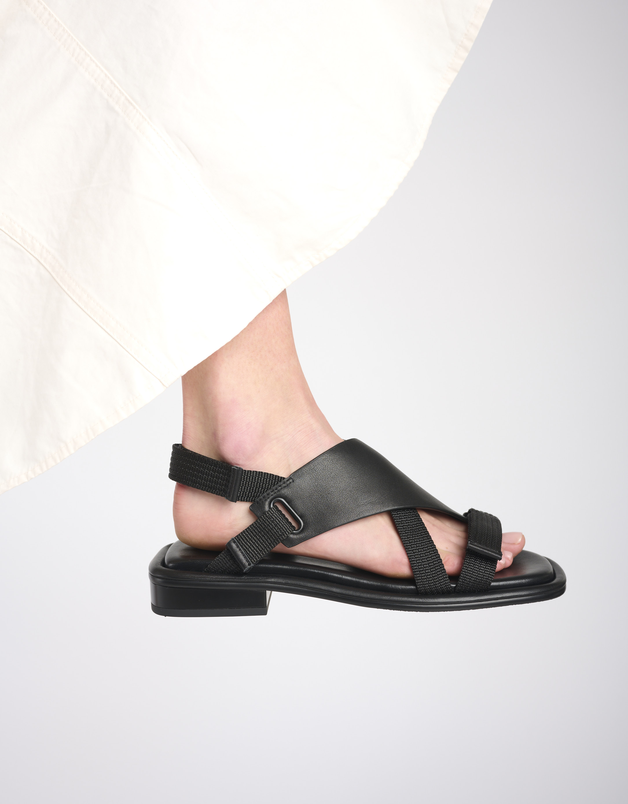 נעלי נשים - United Nude - סנדלים שטוחים TARA REI LO - שחור