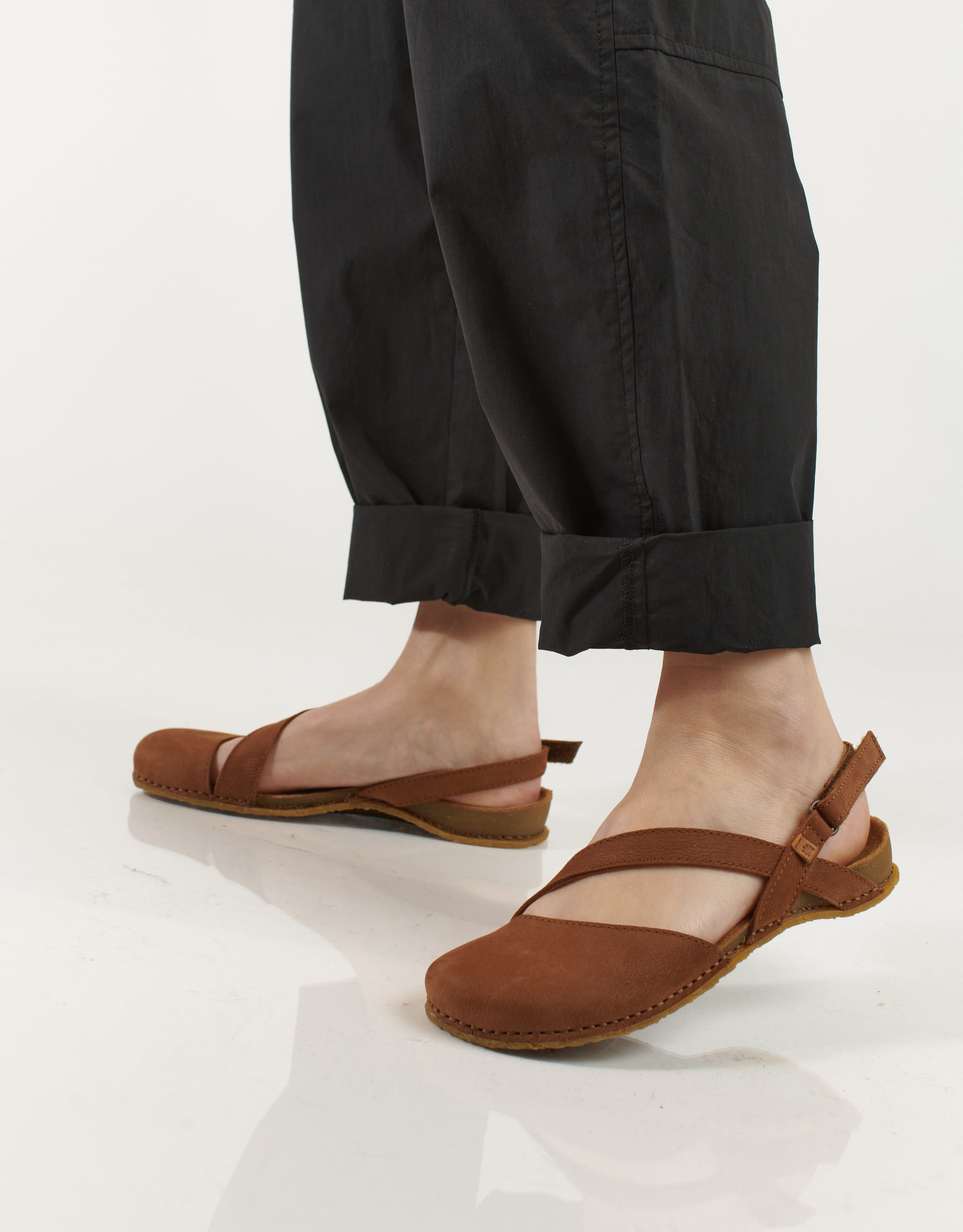 נעלי נשים - El Naturalista - סנדלים סגורים PANGLAO - חום