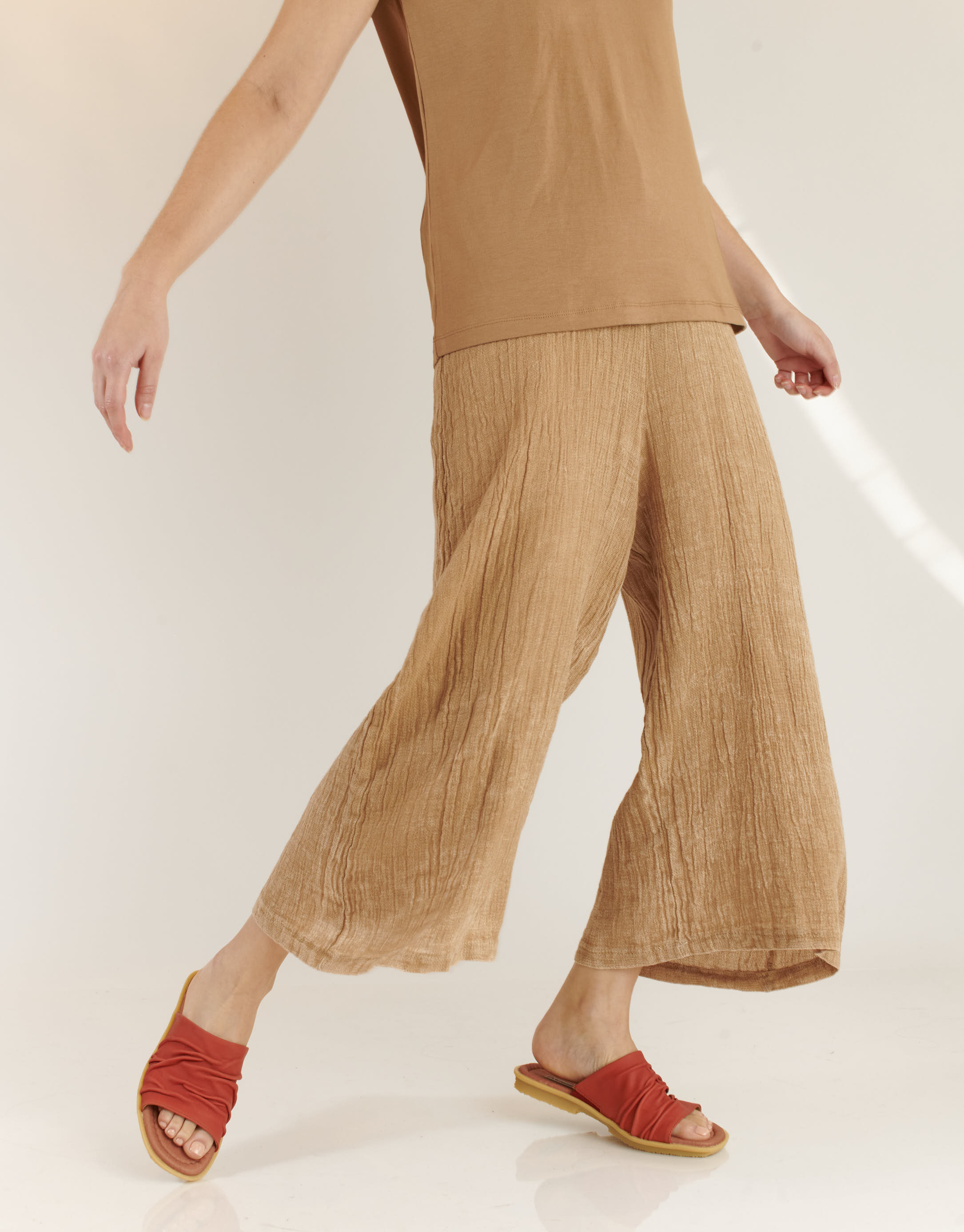 נעלי נשים - El Naturalista - כפכפי עור MAKISU - קורל