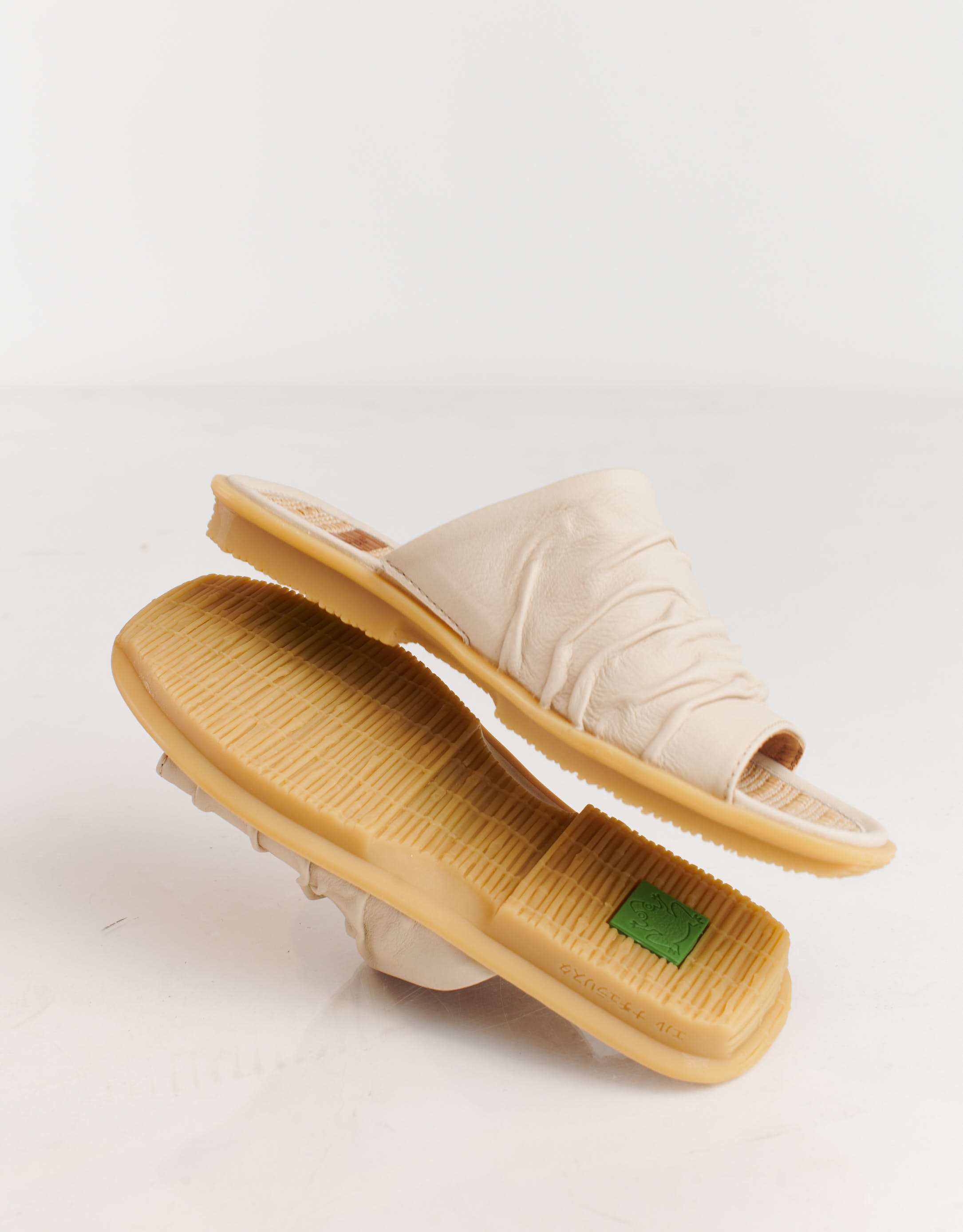 נעלי נשים - El Naturalista - כפכפי עור MAKISU - אופוויט