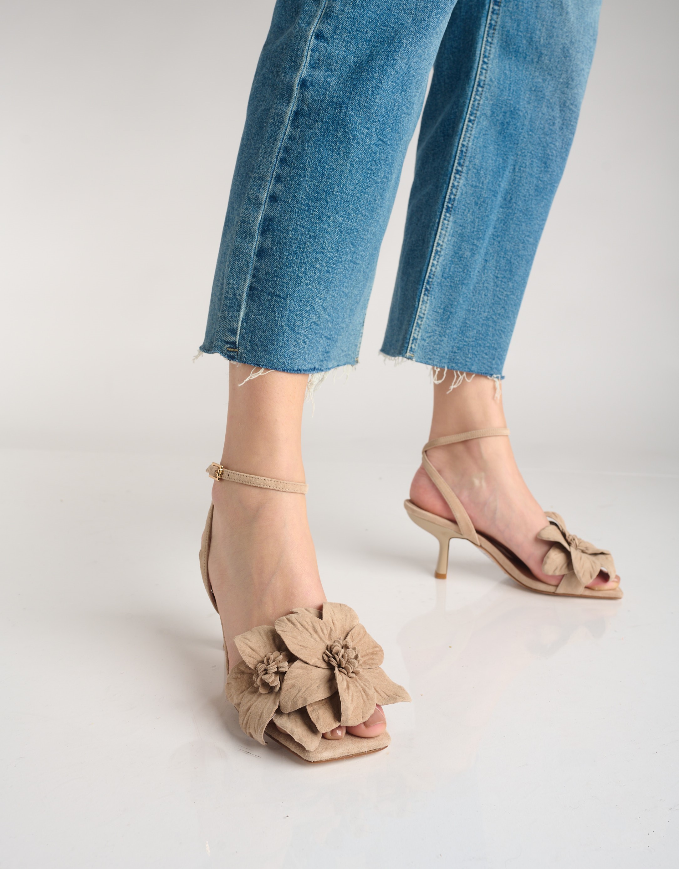 נעלי נשים - Jeffrey Campbell - סנדלי עקב זמש HONOLULU - בז'