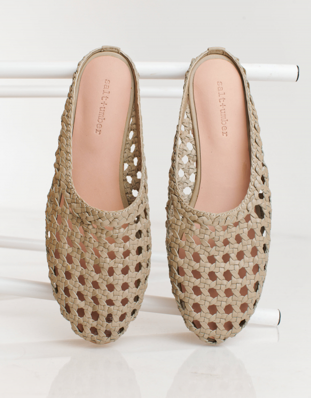 נעלי נשים - Salt+Umber - כפכפים שטוחים SHANTI - אפור בהיר