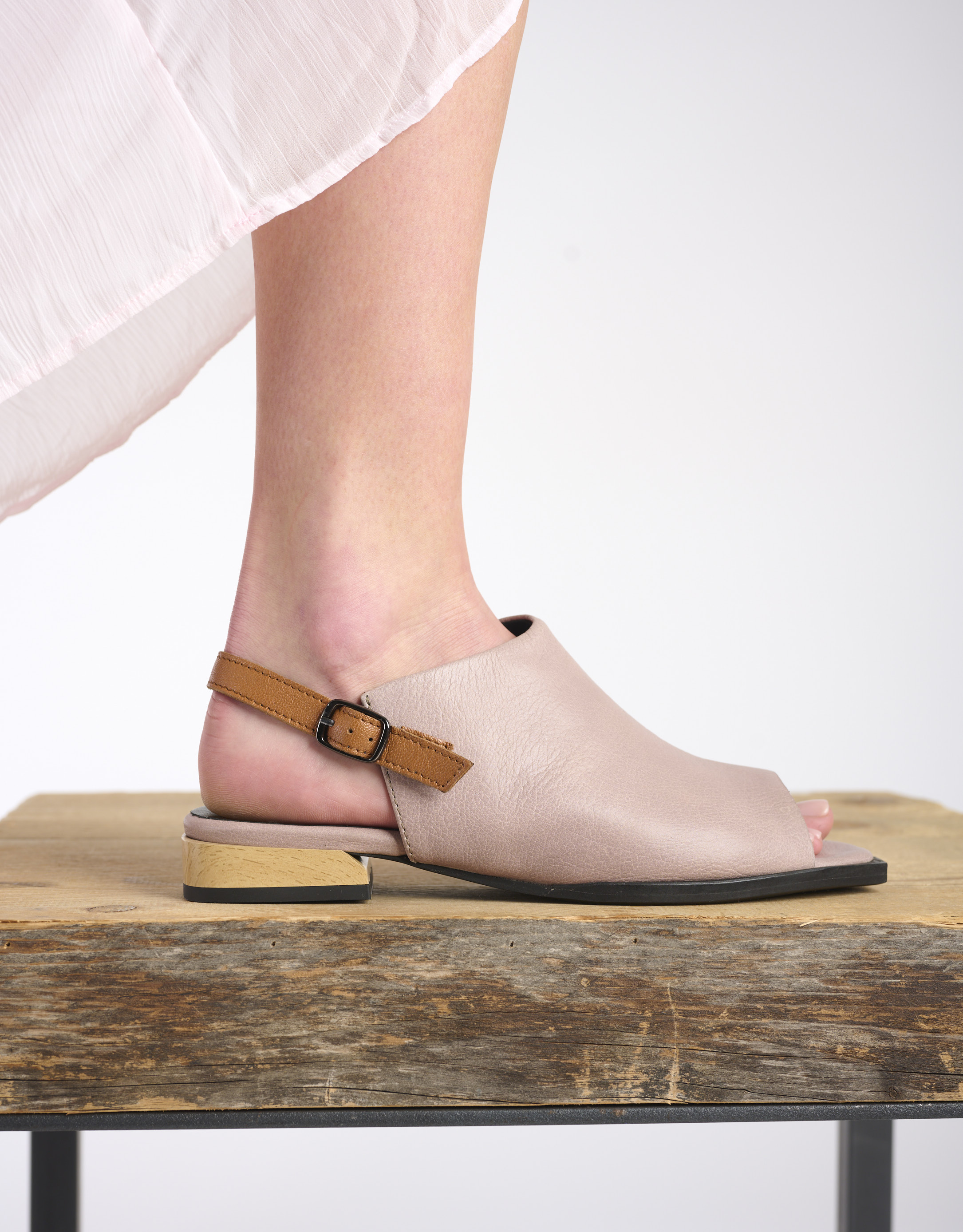 נעלי נשים - Yuko Imanishi - סנדלים סגורים YUI - בז'