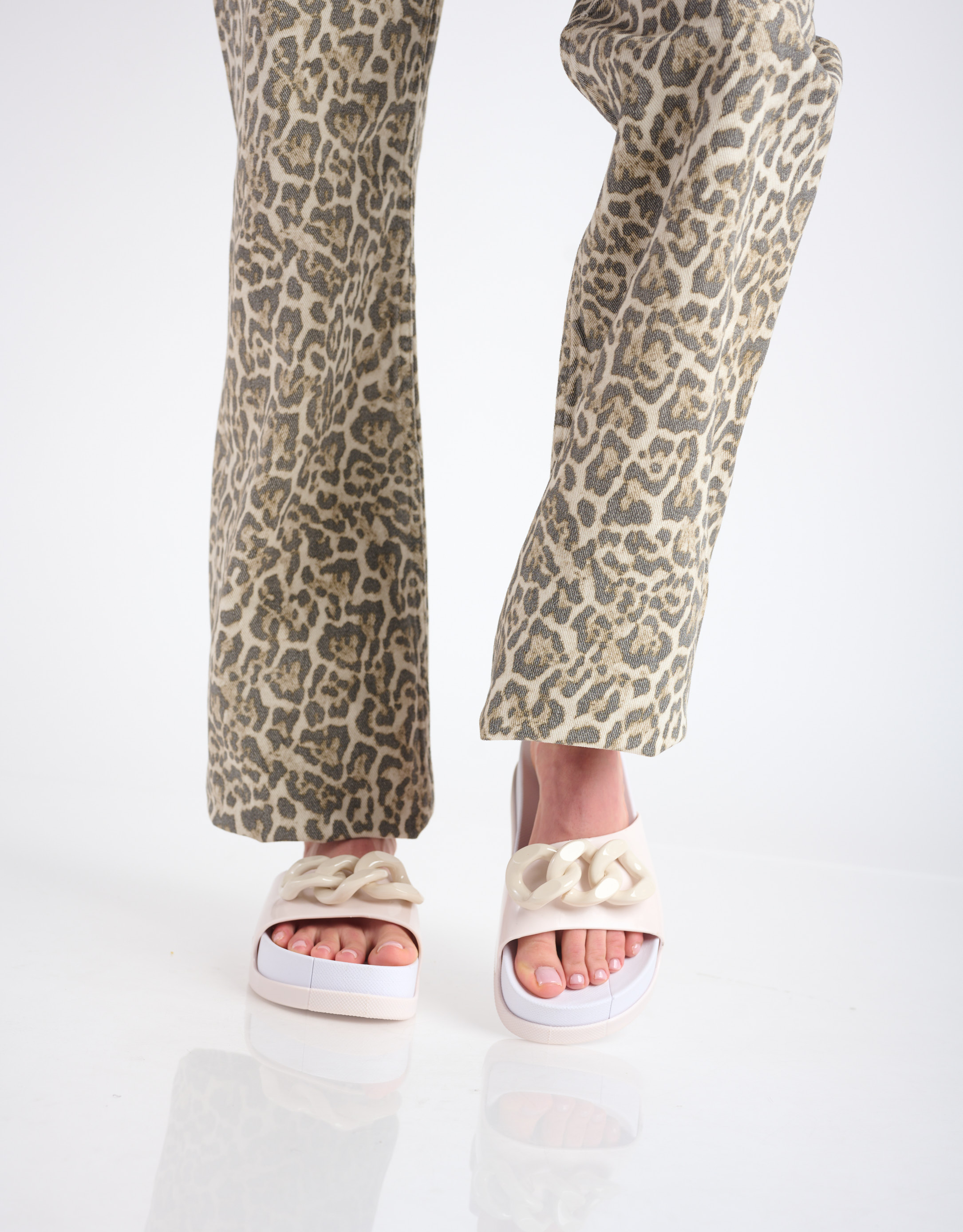 נעלי נשים - voices - כפכפים SLIDE עם שרשרת - אופוויט