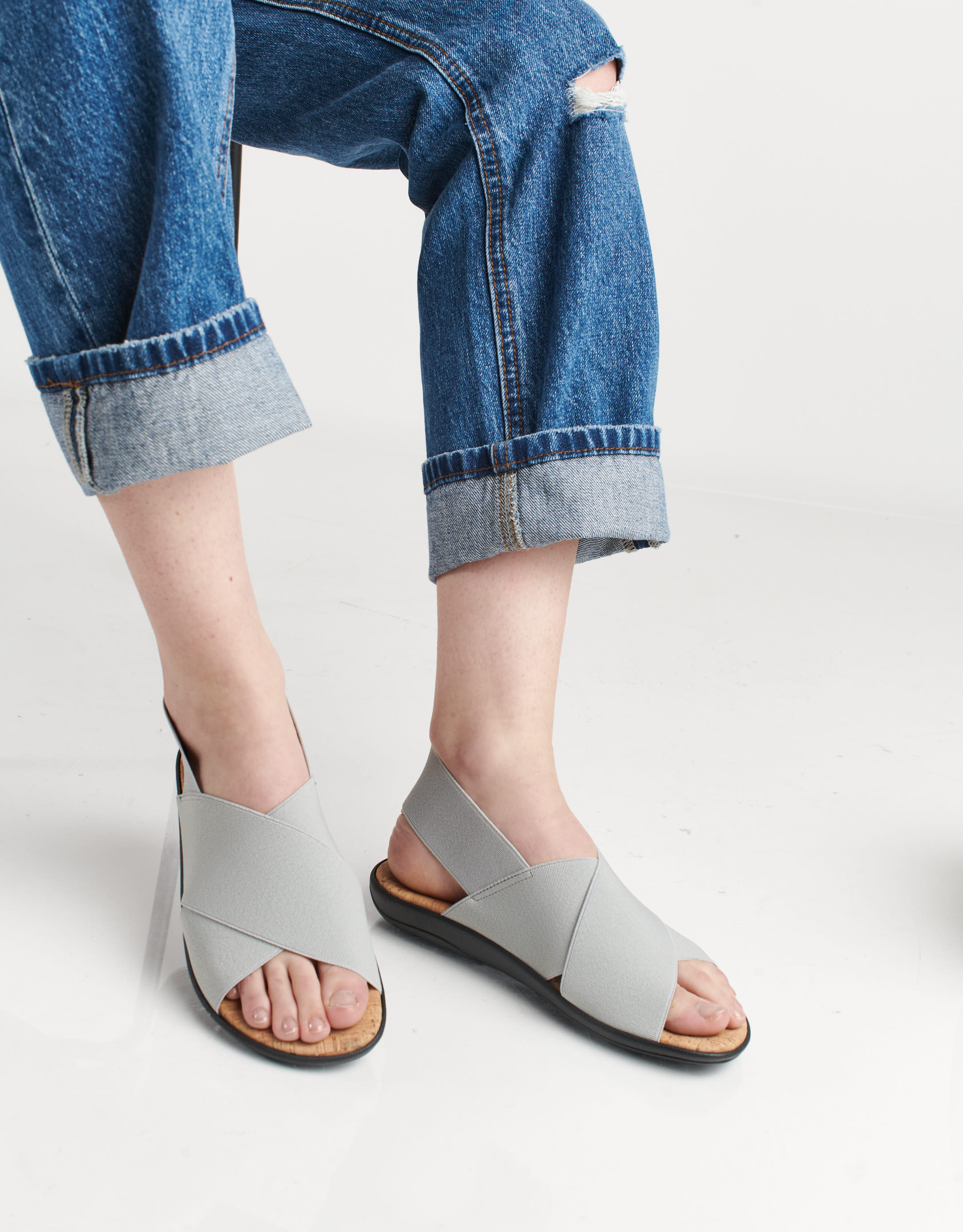 נעלי נשים - NR Rapisardi - סנדלי איקס שטוחים CRES - אפור בהיר