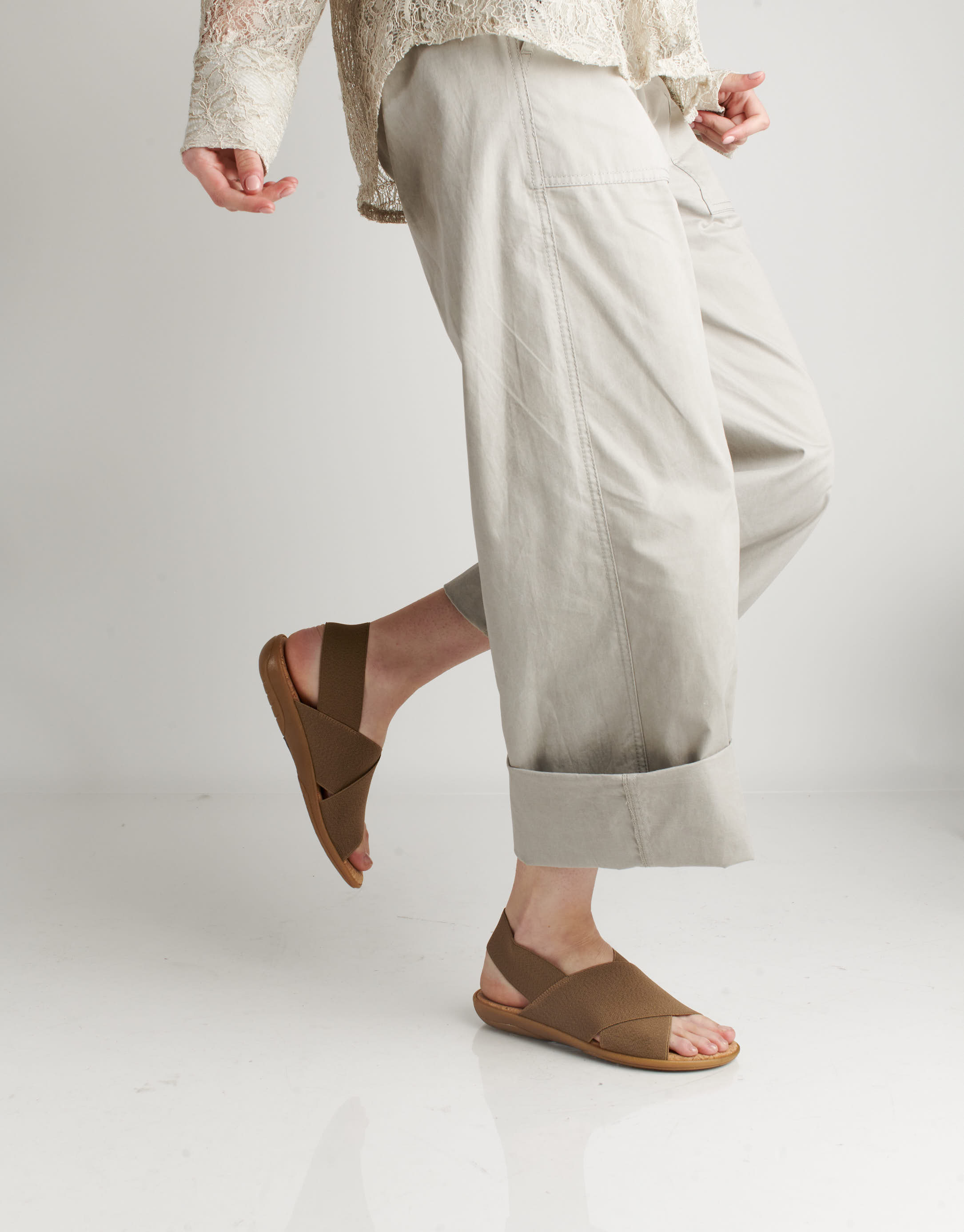 נעלי נשים - NR Rapisardi - סנדלי איקס שטוחים CRES - חום