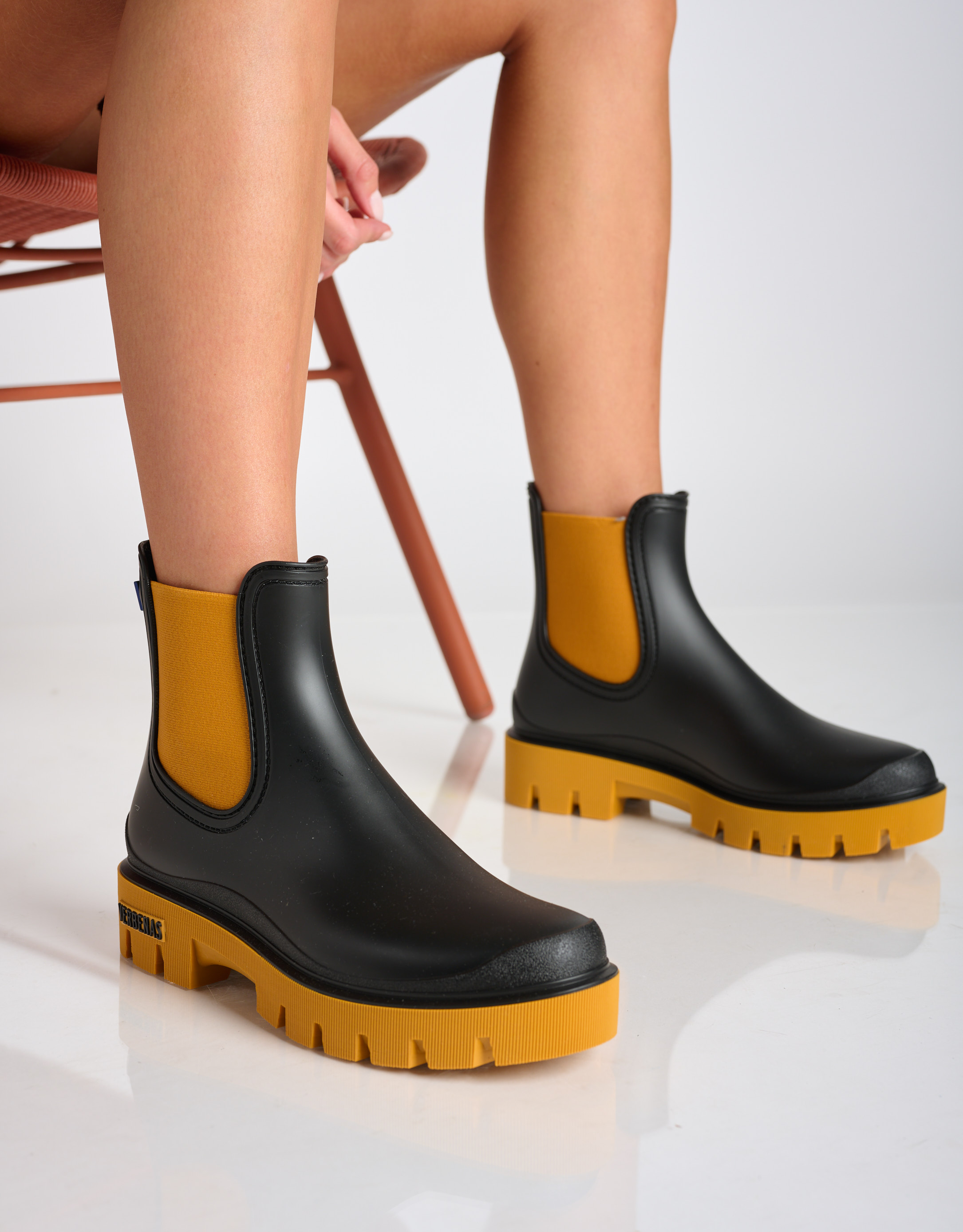 נעלי נשים - Verbenas - מגפוני צ'לסי מגומי MAE - שחור כתום2