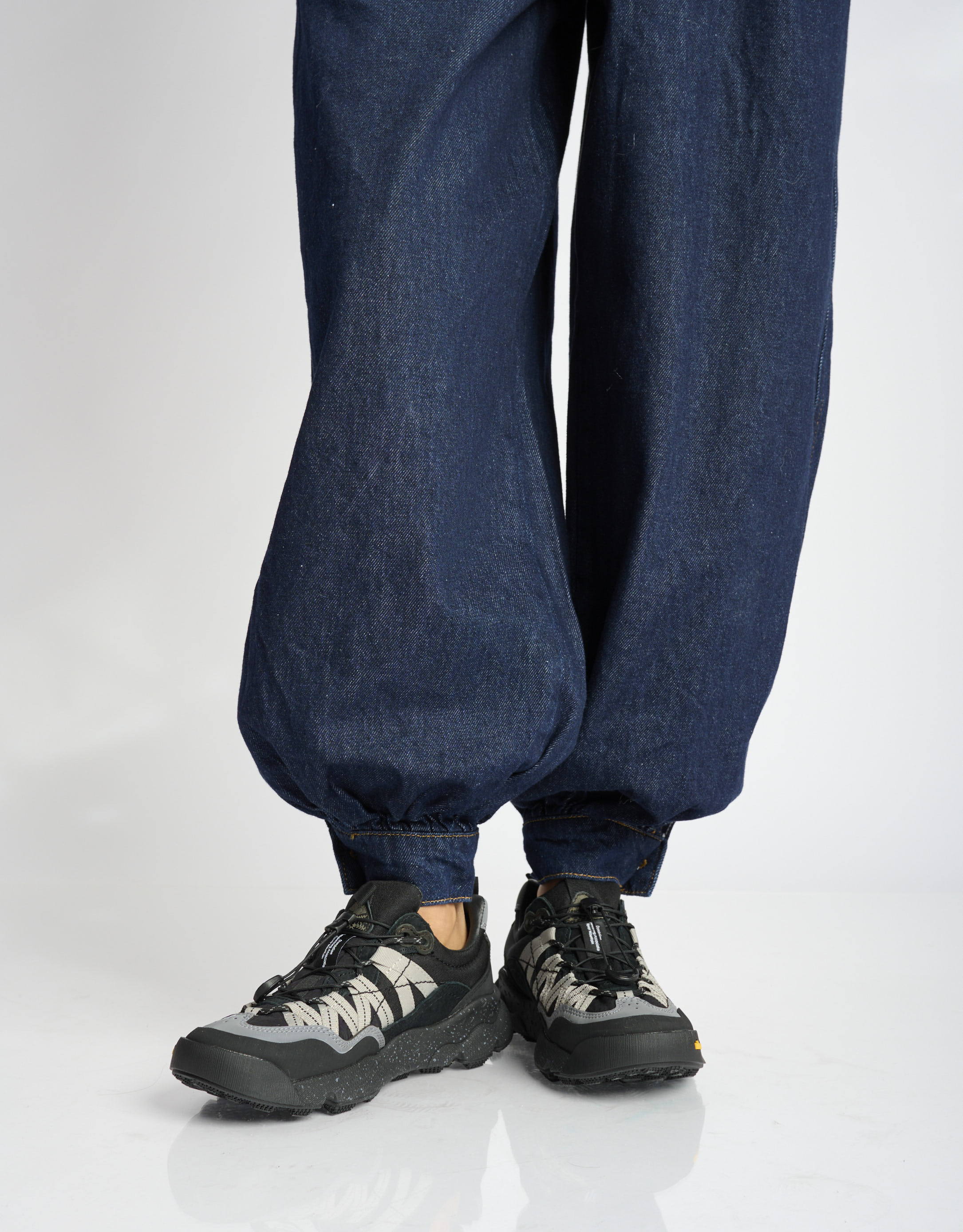 נעלי נשים - Flower Mountain - סניקרס זמש ובד IWANO - שחור אפור1