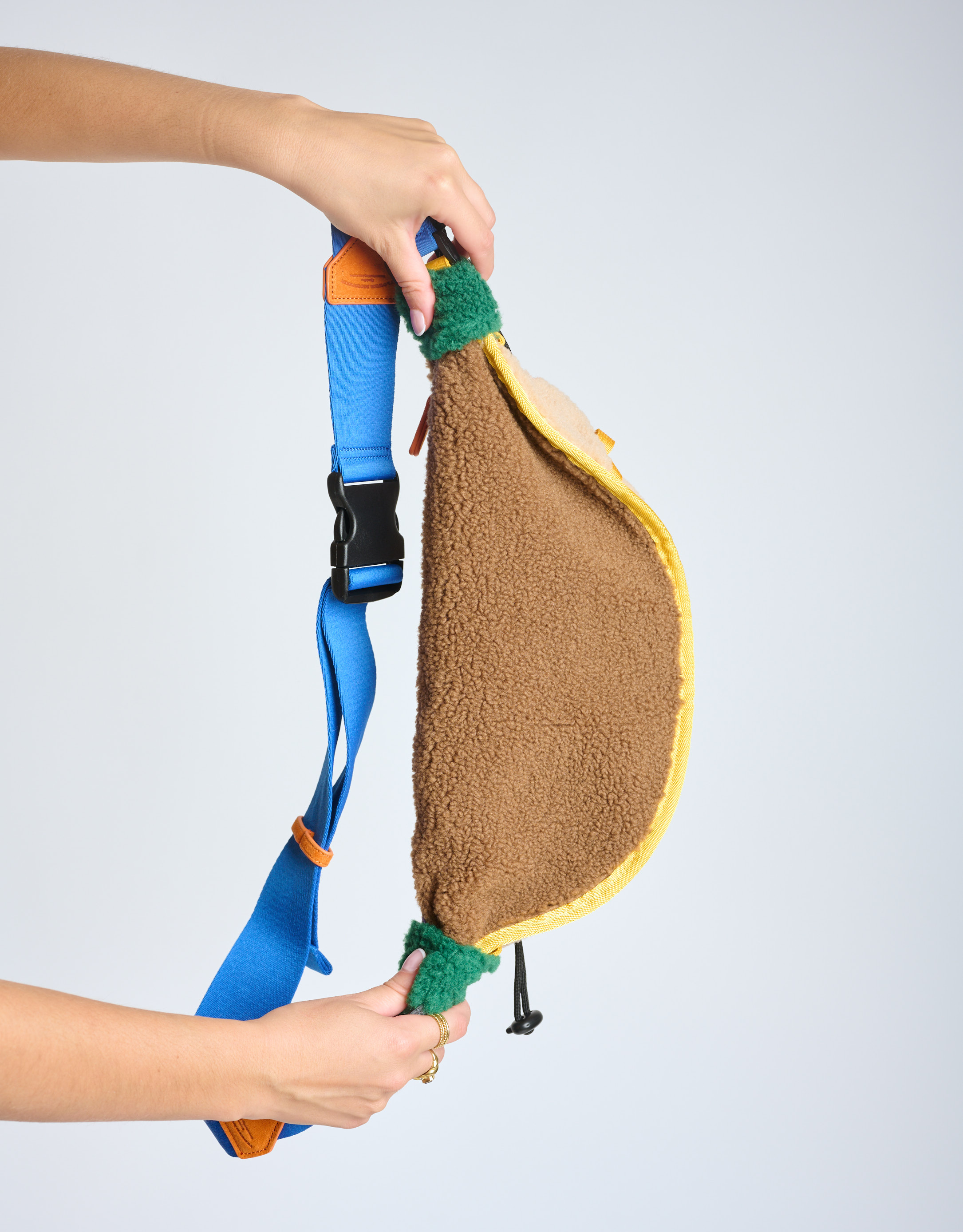 נעלי גברים - Flower Mountain - תיק פאוצ' FM - בז'   חום3