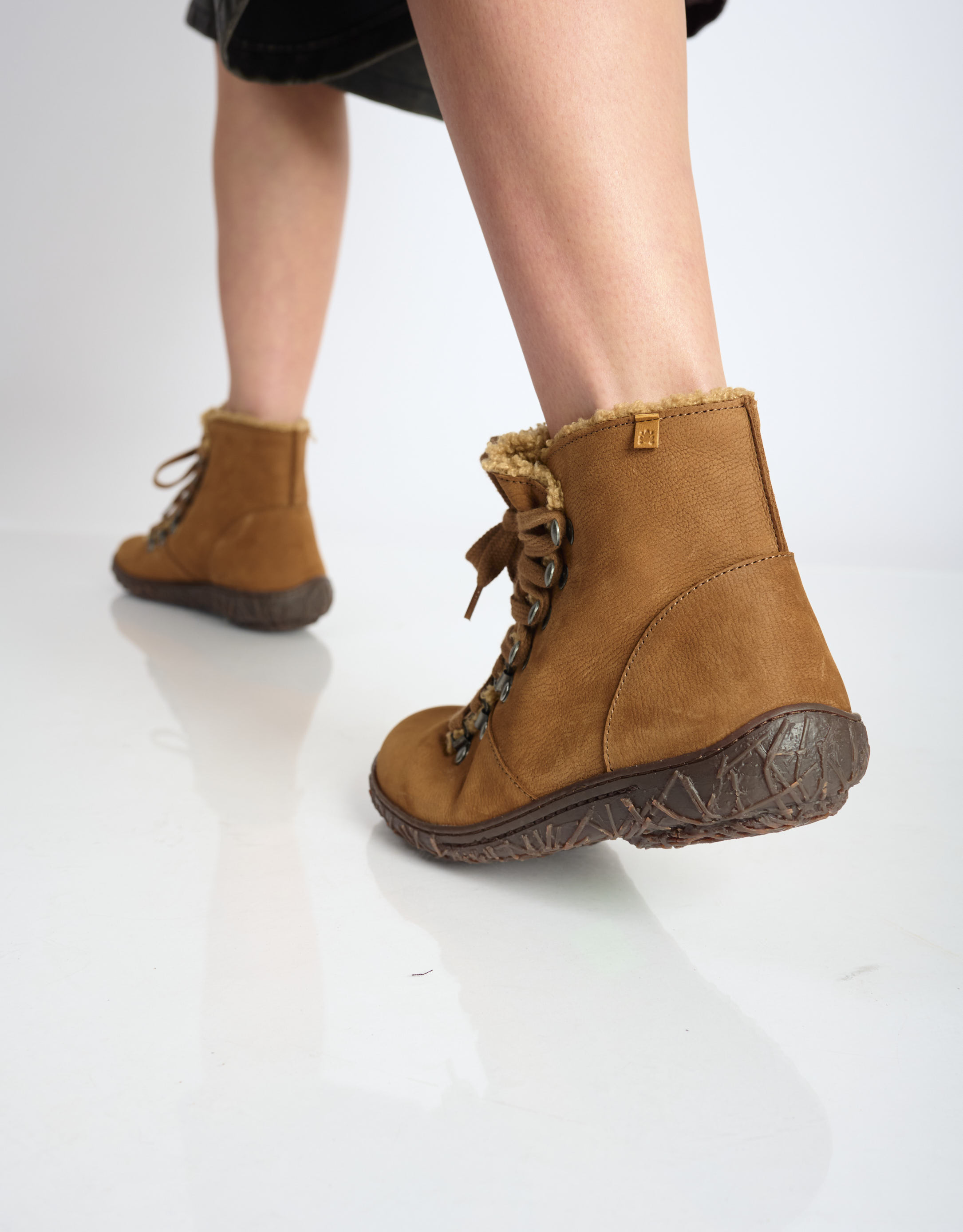 נעלי נשים - El Naturalista - מגפוני  שרוכים NIDO ELLA - קאמל4