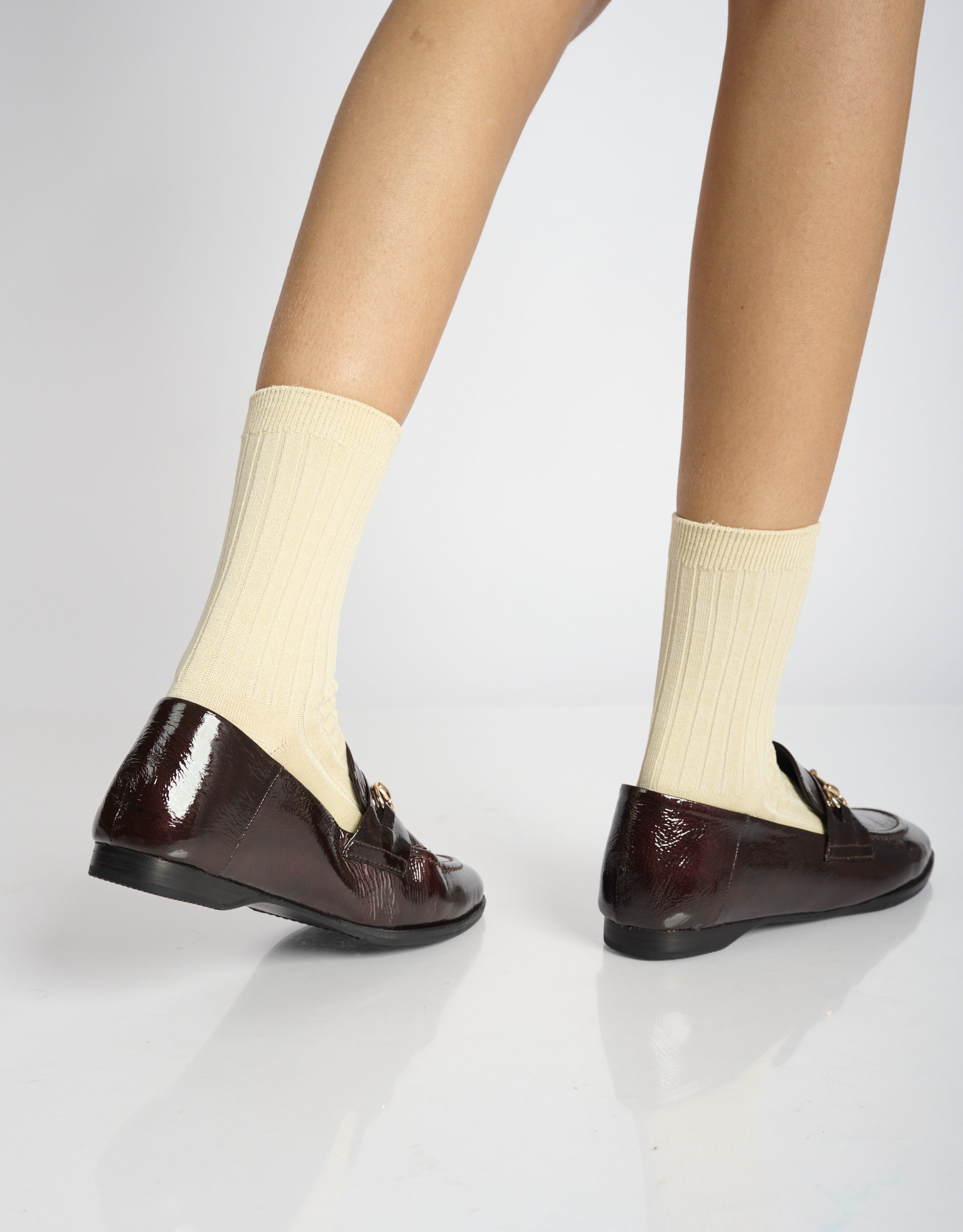 נעלי נשים - Yuko Imanishi - נעלי מוקסין מבריקות SACHI - חום4