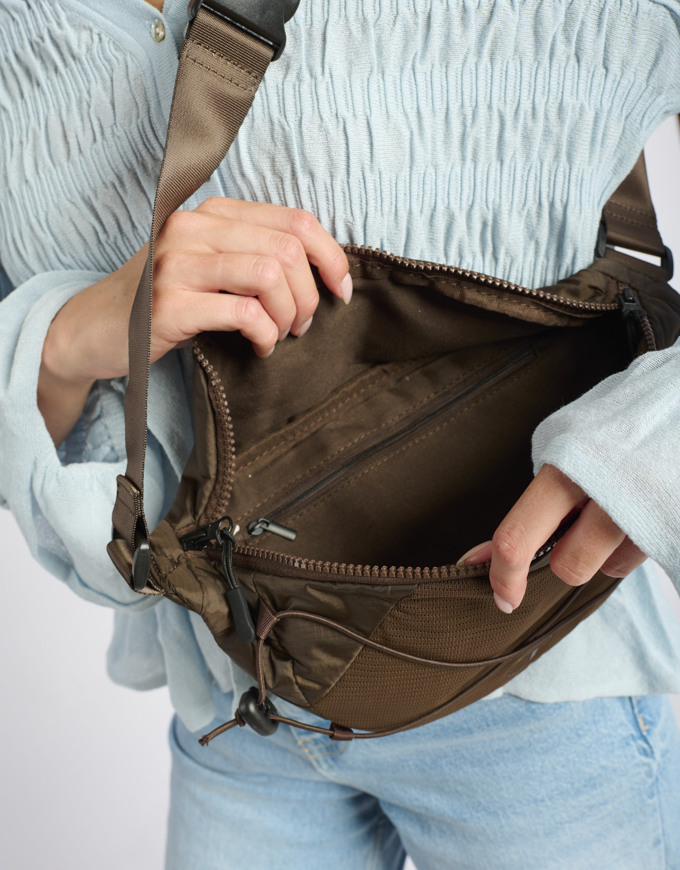 נעלי גברים - Arkk - תיק פאוצ' ניילון BUMBAG - חום2