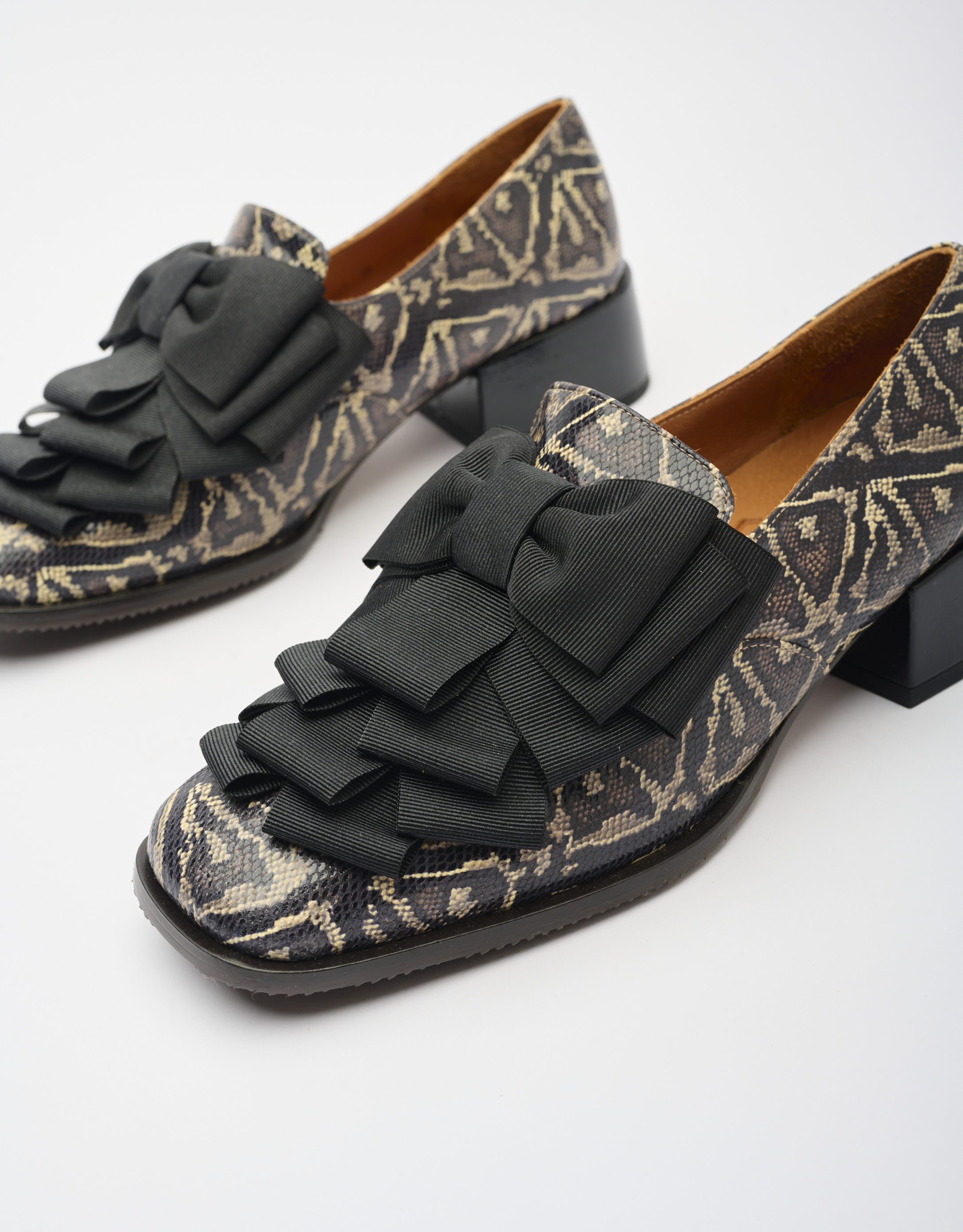 נעלי נשים - Chie Mihara - נעלי מוקסין ZAPAME - נחש1