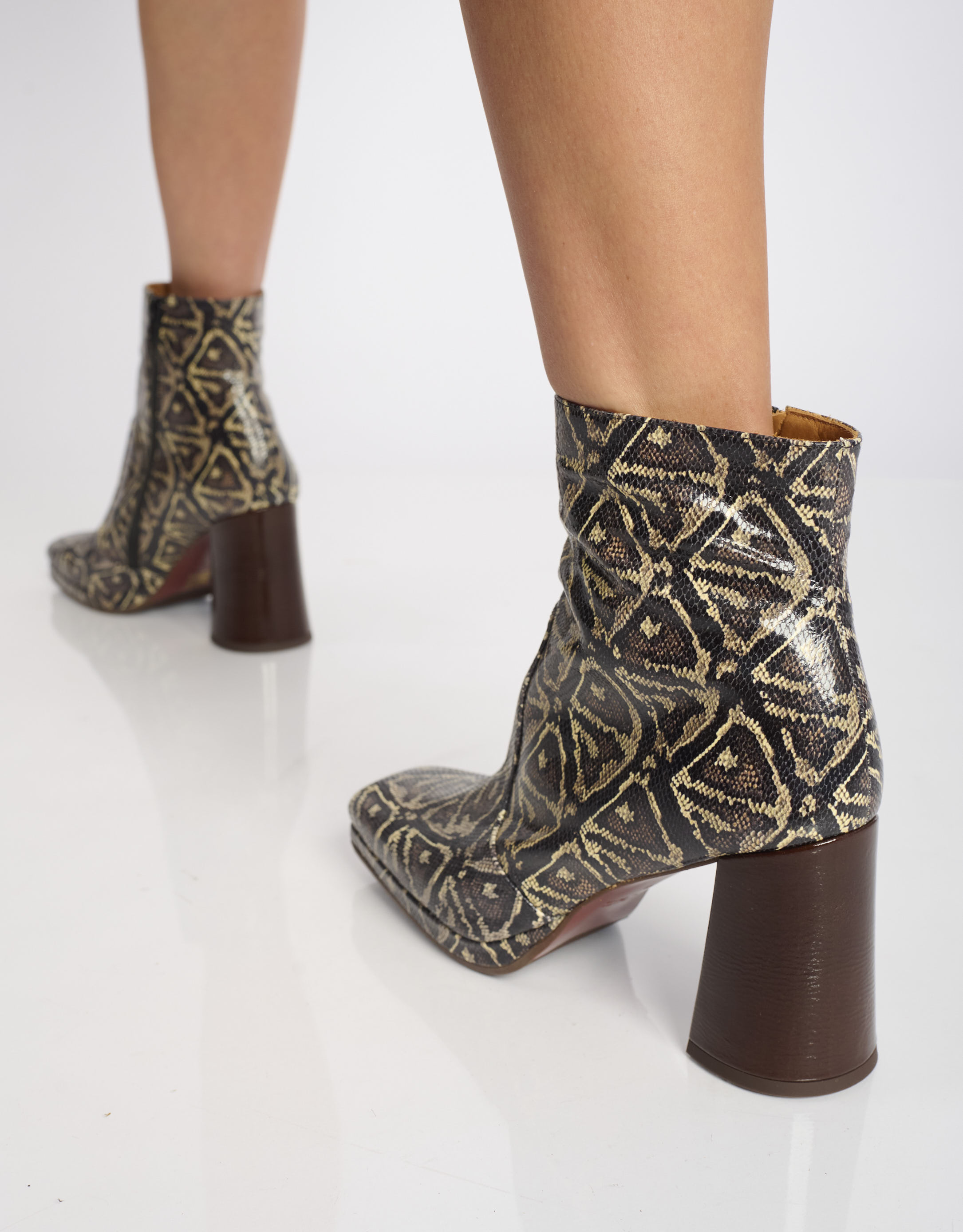 נעלי נשים - Chie Mihara - מגפונים עם עקב XELUX - נחש4