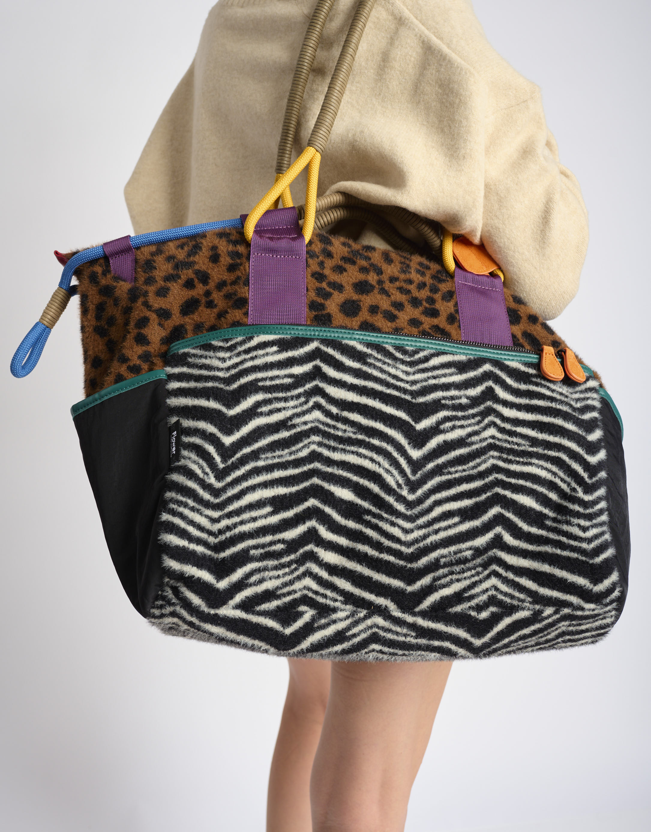 נעלי נשים - Flower Mountain - תיק צד גדול WEEKEND - זברה2