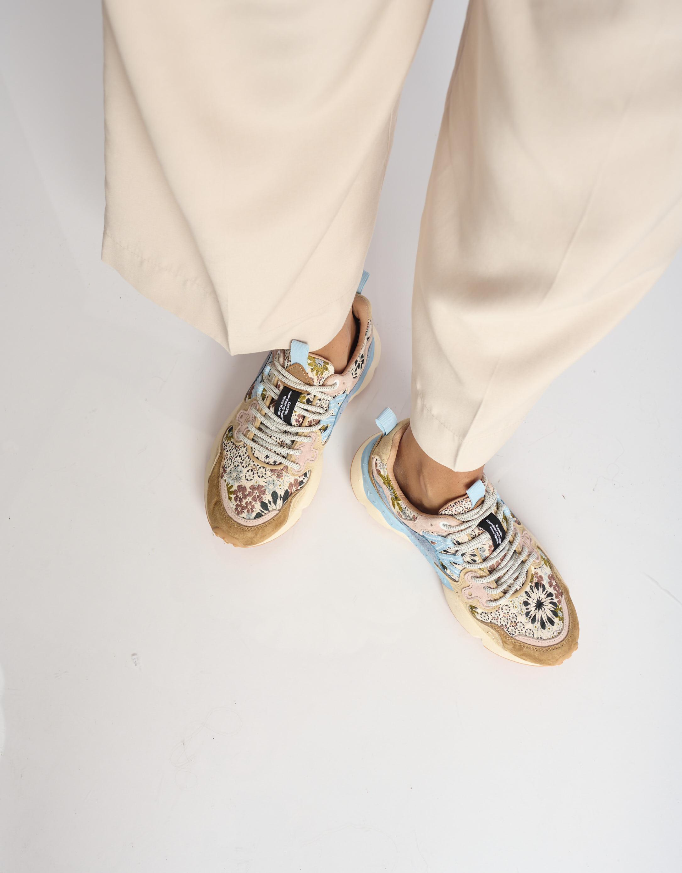 נעלי נשים - Flower Mountain - סניקרס פרחוניות YAMANO - חום1