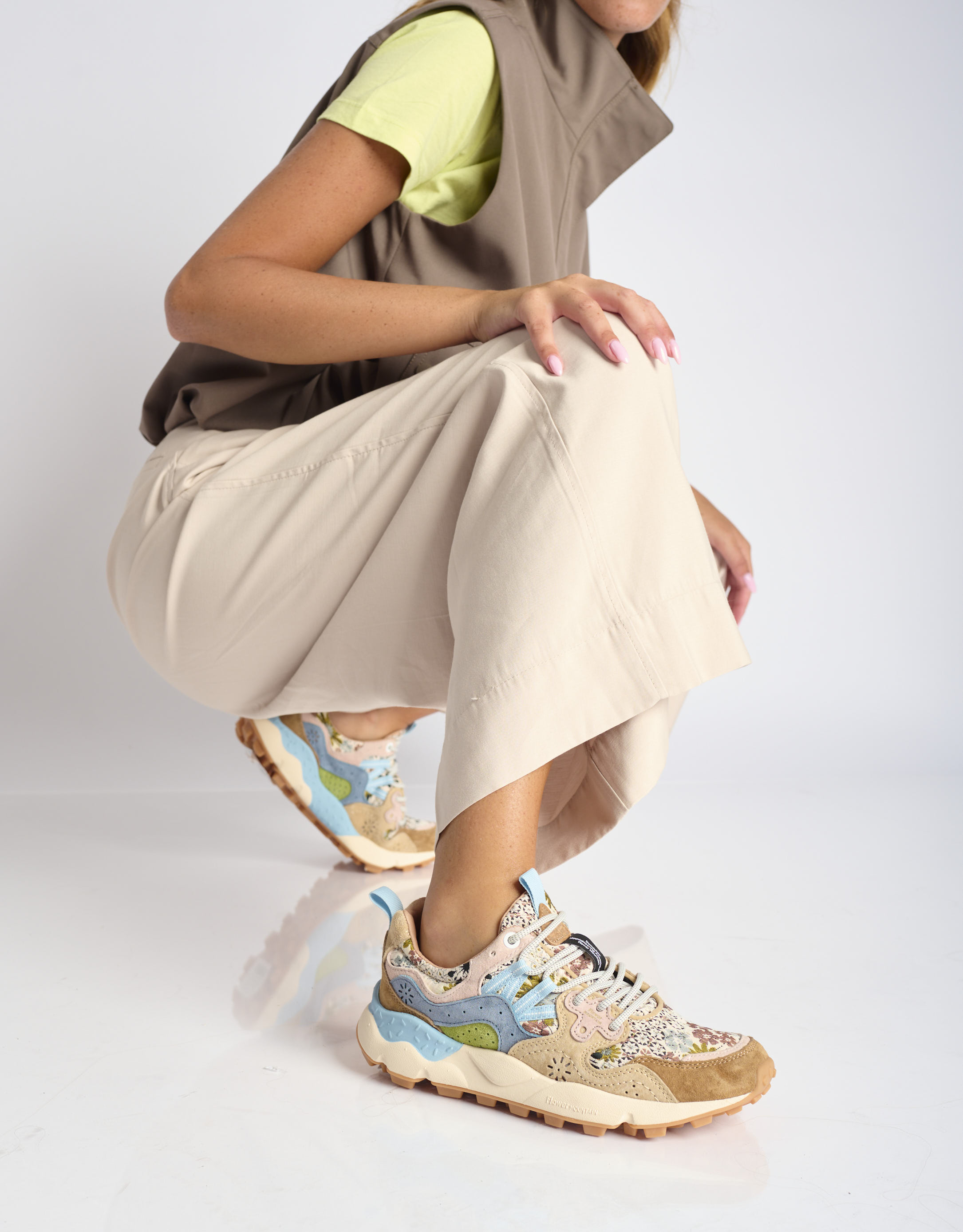 נעלי נשים - Flower Mountain - סניקרס פרחוניות YAMANO - חום4