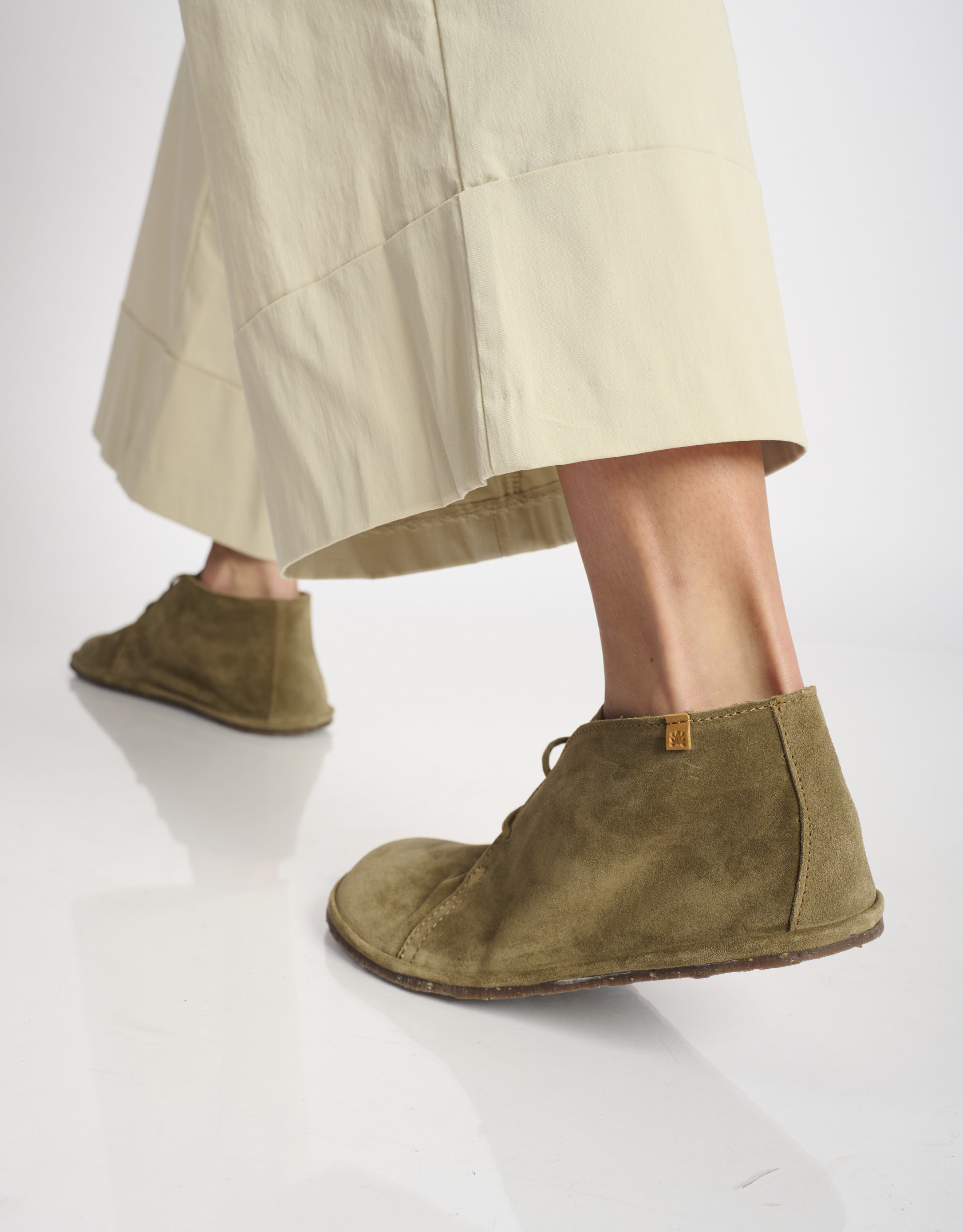 נעלי נשים - El Naturalista - נעלי זמש BARE - חום1