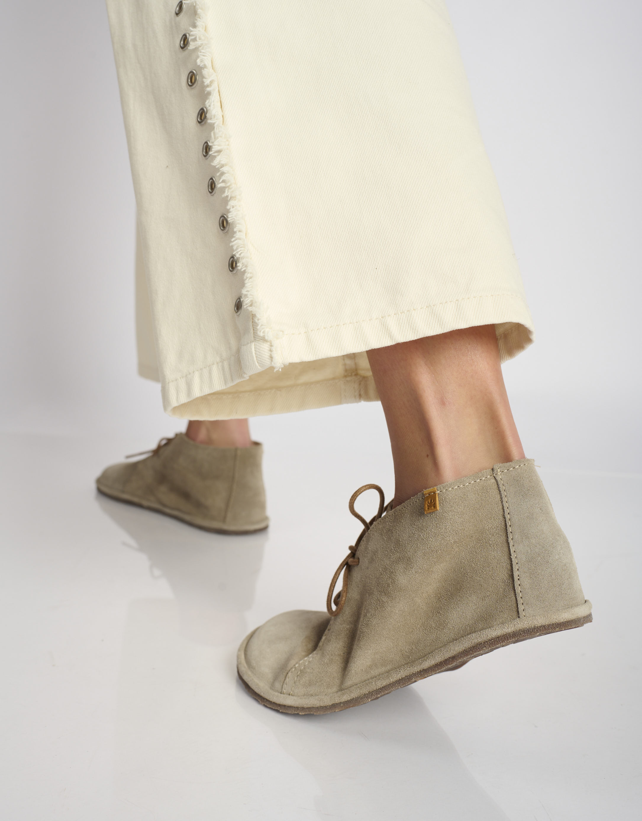 נעלי נשים - El Naturalista - נעלי זמש BARE - אפור חום3