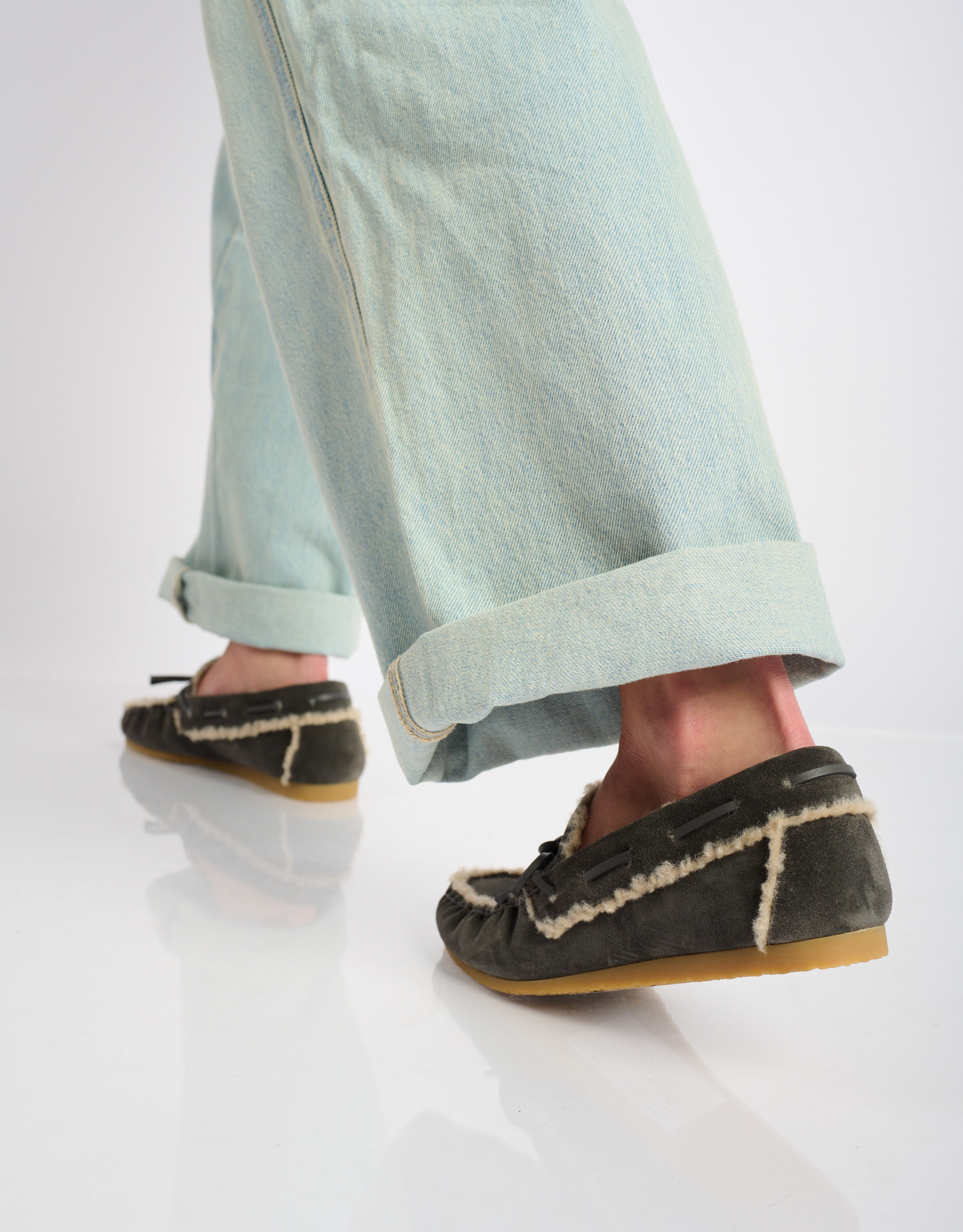 נעלי נשים - Jeffrey Campbell - מוקסינים עם פרווה COMFY - אפור4