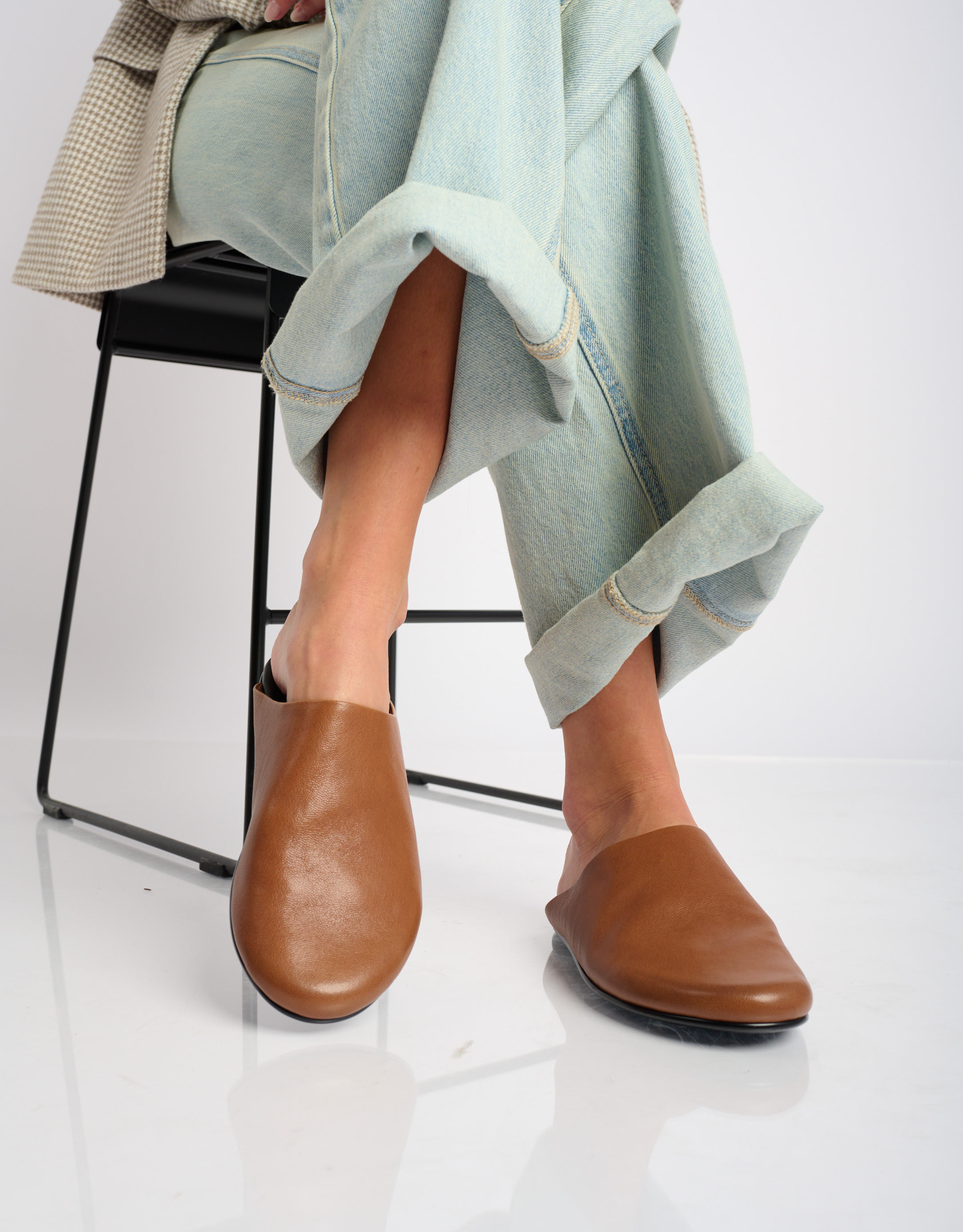 נעלי נשים - Jeffrey Campbell - כפכפי עור שטוחים GUNTER - חום1