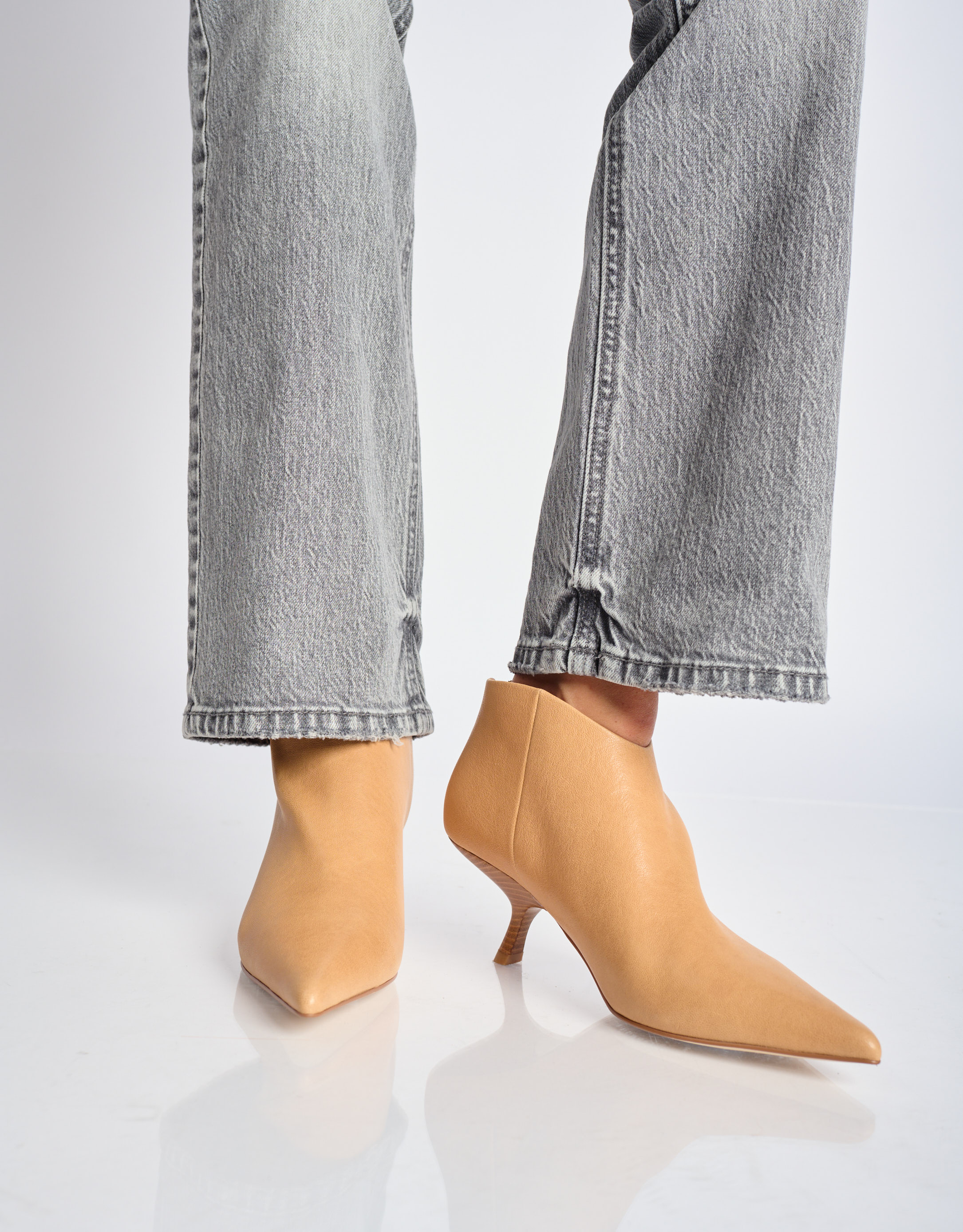 נעלי נשים - Jeffrey Campbell - מגפוני עקב HOOKED - בז'4