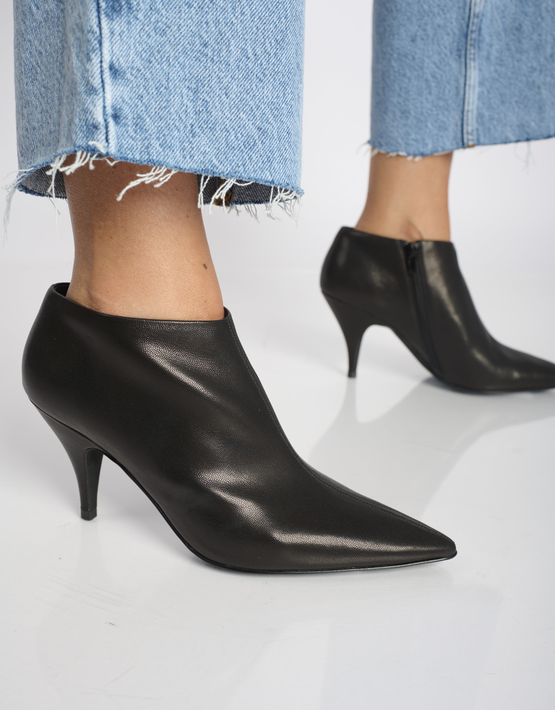 נעלי נשים - Jeffrey Campbell - מגפונים עם עקב LAVERNA - שחור2