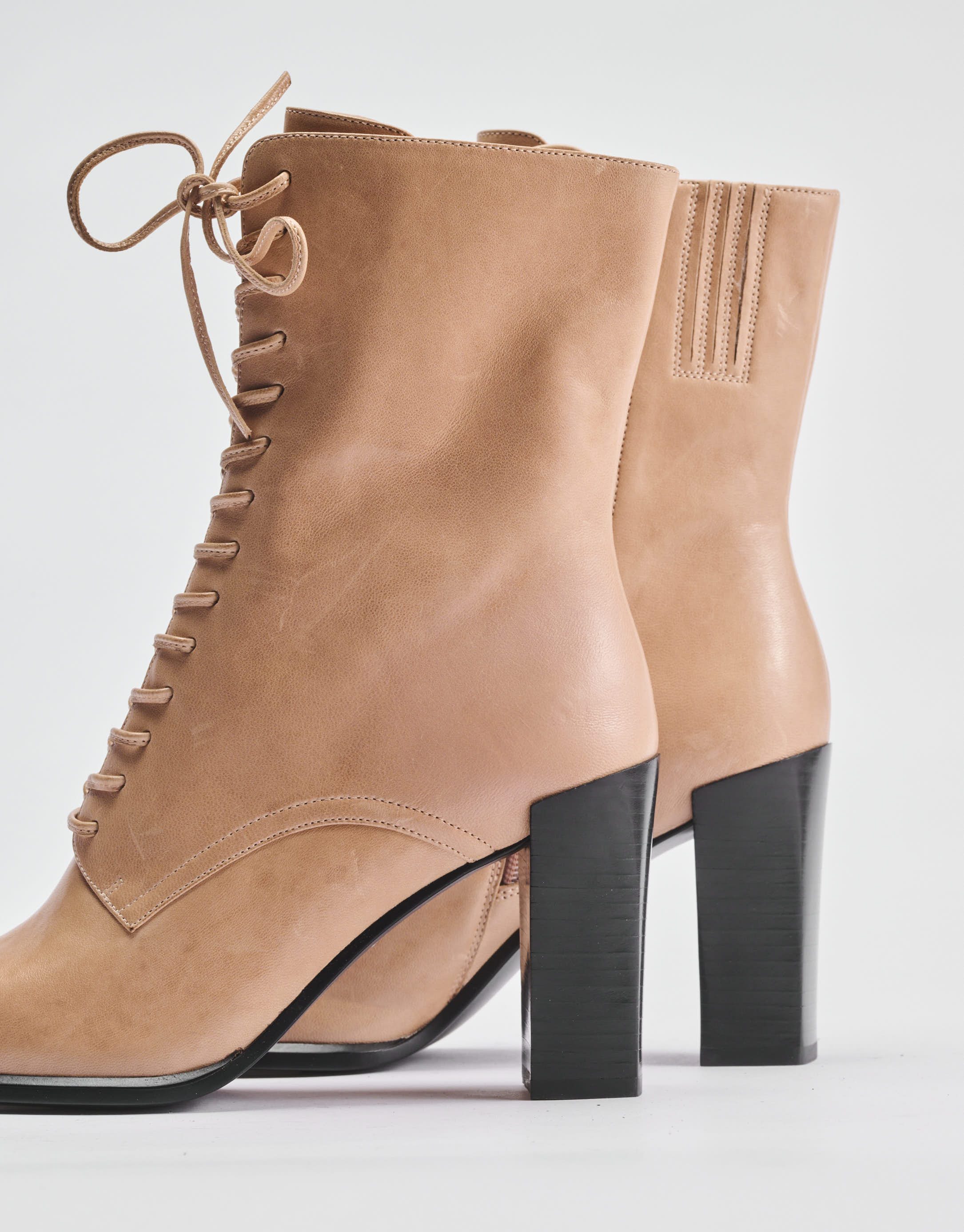 נעלי נשים - Jeffrey Campbell - מגפוני עקב עם שרוכים SCRI - בז'1