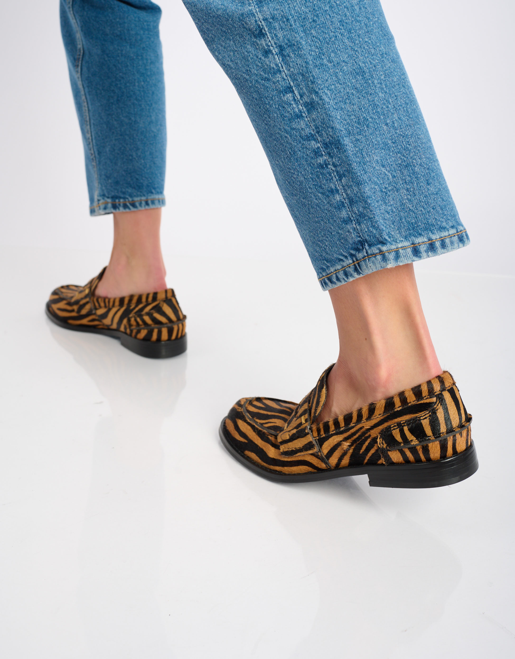 נעלי נשים - Bibi lou - נעלי מוקסין עם הדפס DALIA - זברה4