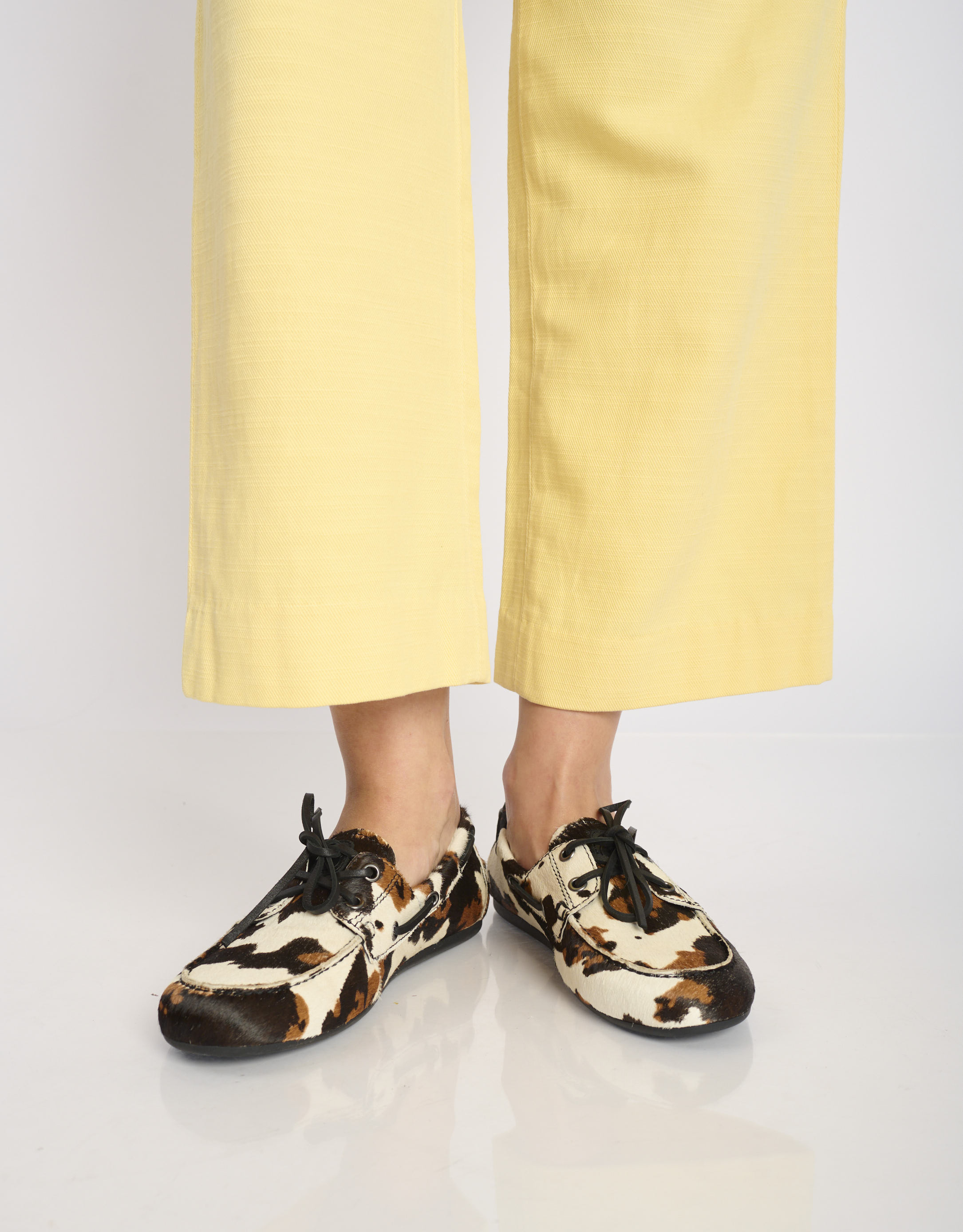 נעלי נשים - Bibi lou - נעלי מוקסין עם הדפס TANA - לבן   חום2