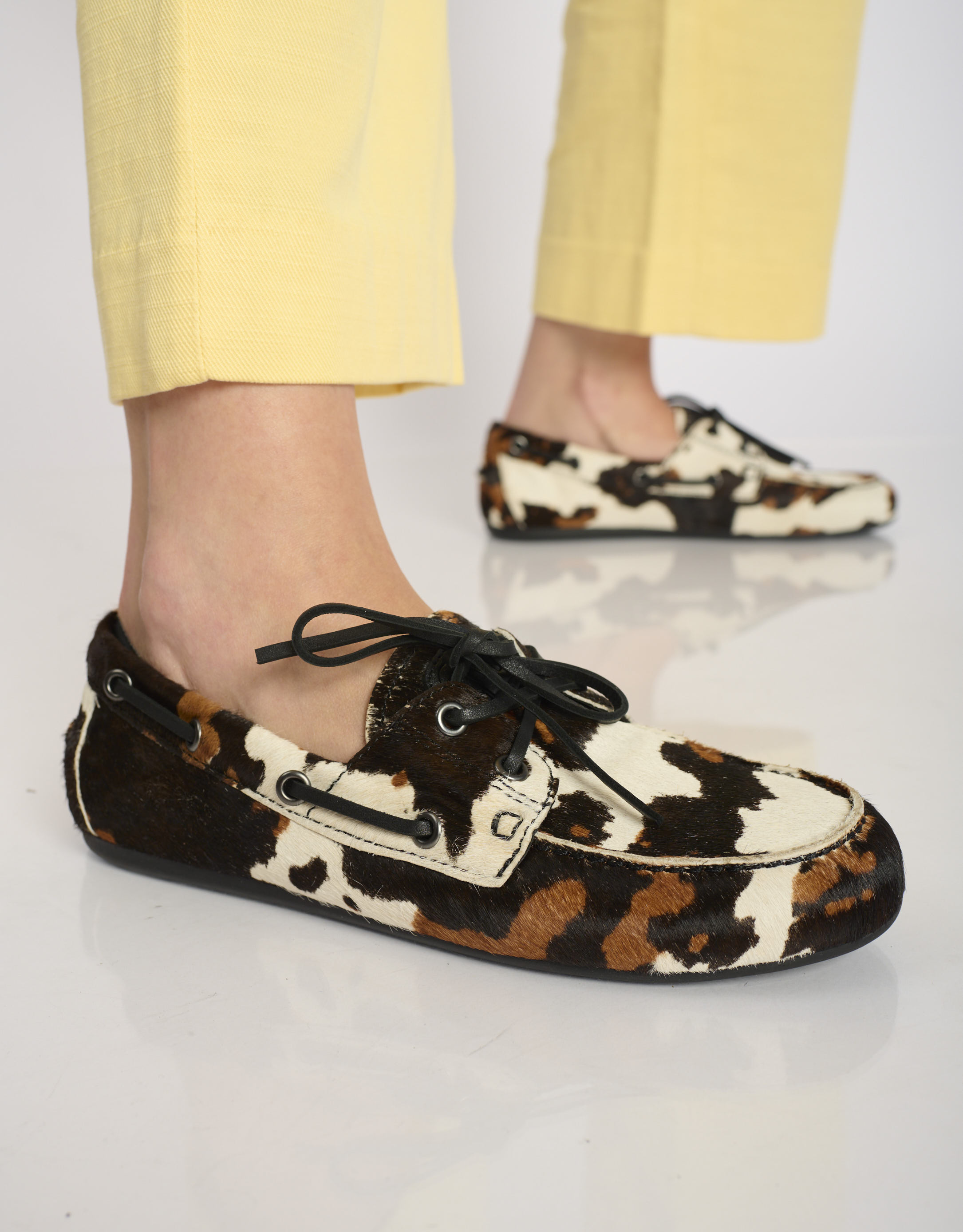 נעלי נשים - Bibi lou - נעלי מוקסין עם הדפס TANA - לבן   חום3