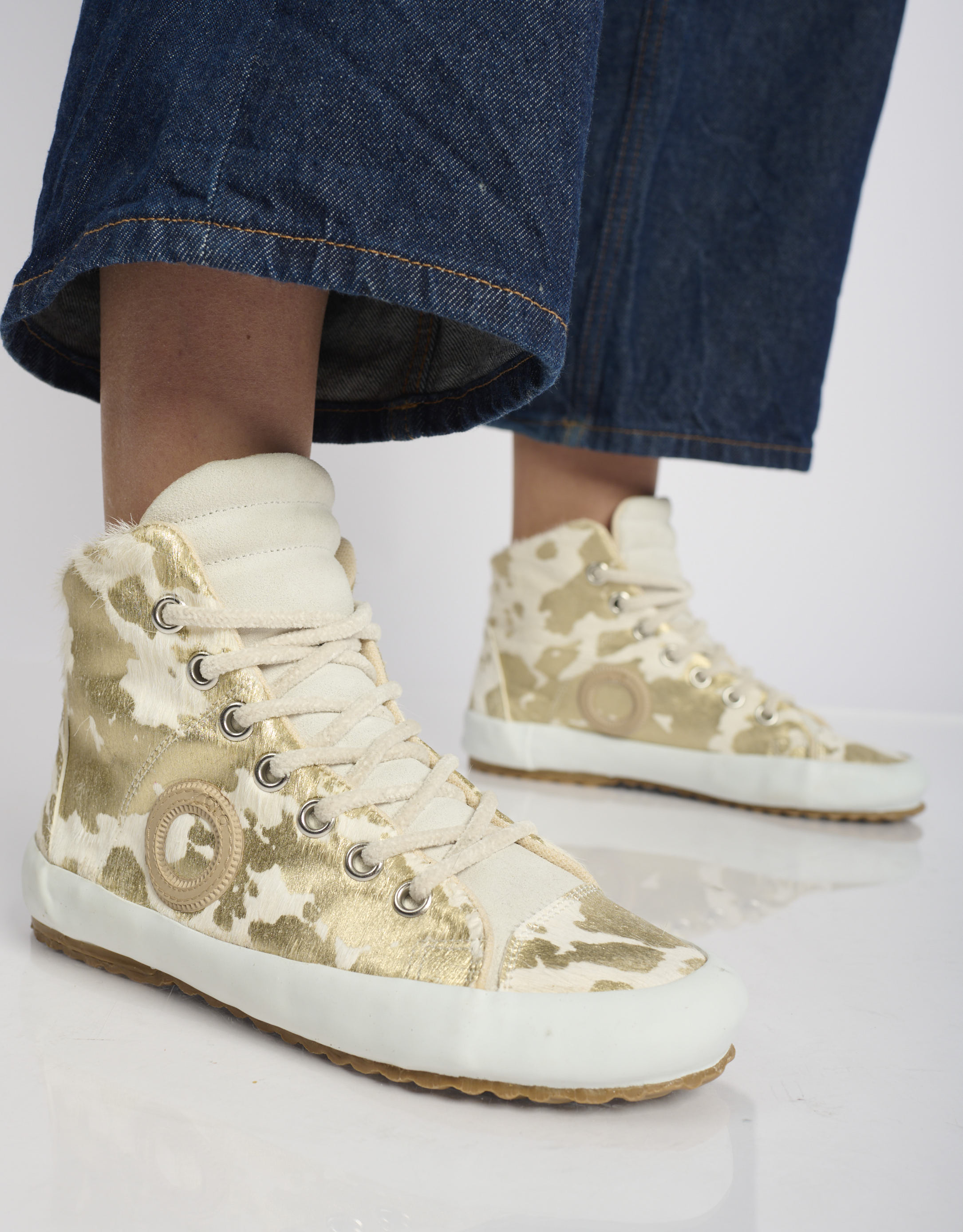 נעלי נשים - Aro - סניקרס זמש עם הדפס WEN - לבן   זהב3