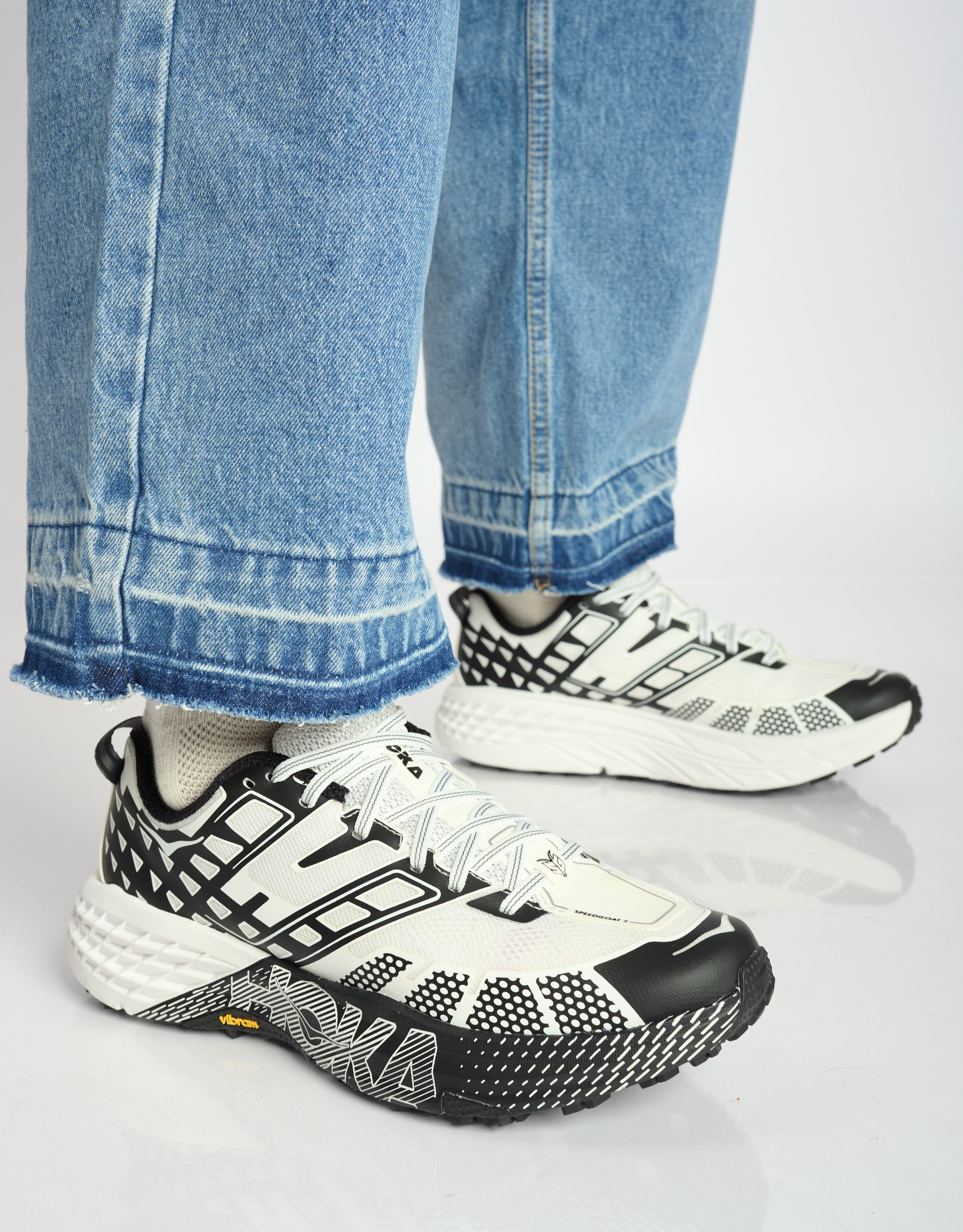 נעלי גברים - Hoka - סניקרס 2 SPEEDGOAT - לבן   שחור4