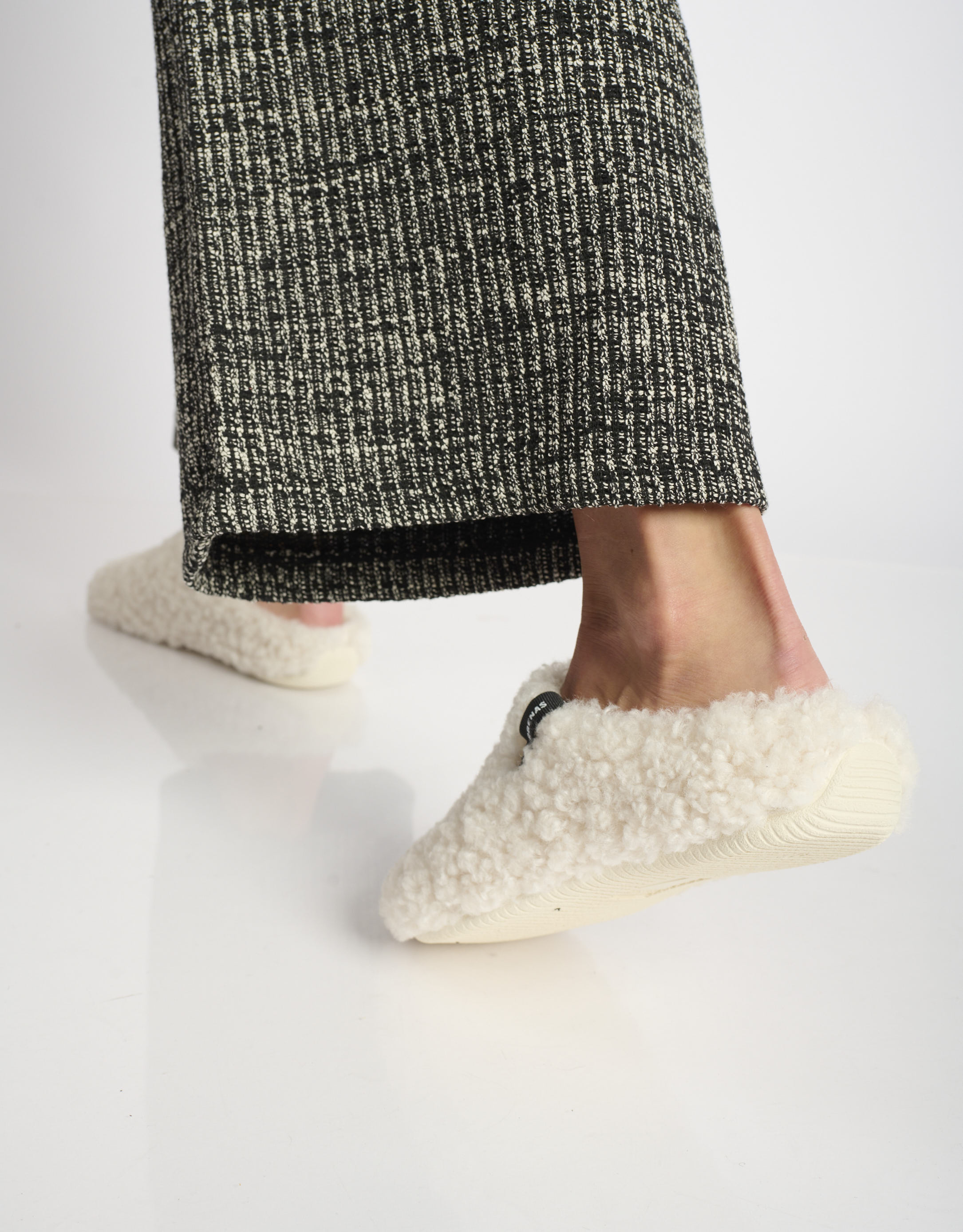 נעלי נשים - Verbenas - נעלי בית YORK CURLY - לבן3