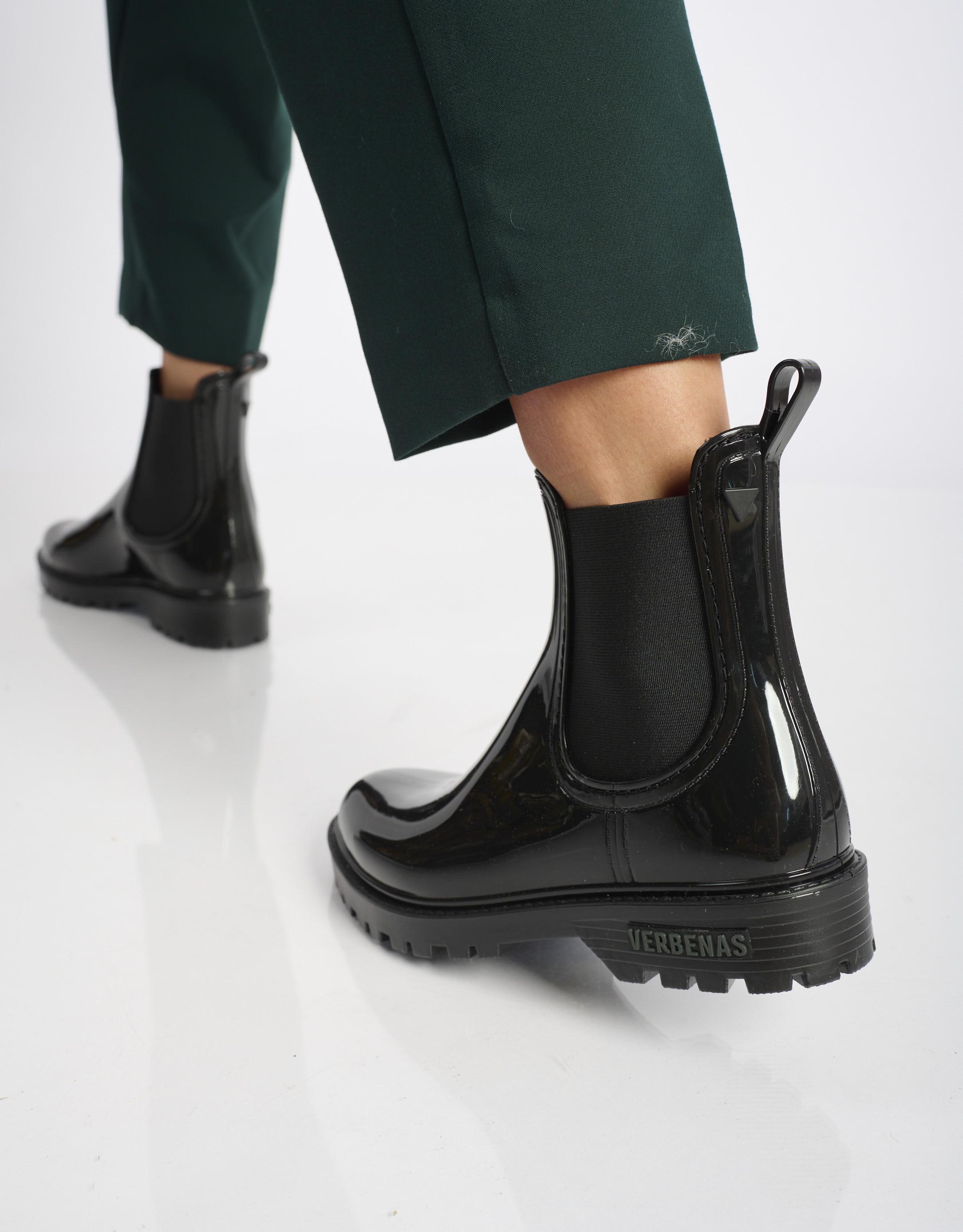 נעלי נשים - Verbenas - מגפוני גומי GAUDI לק - שחור4