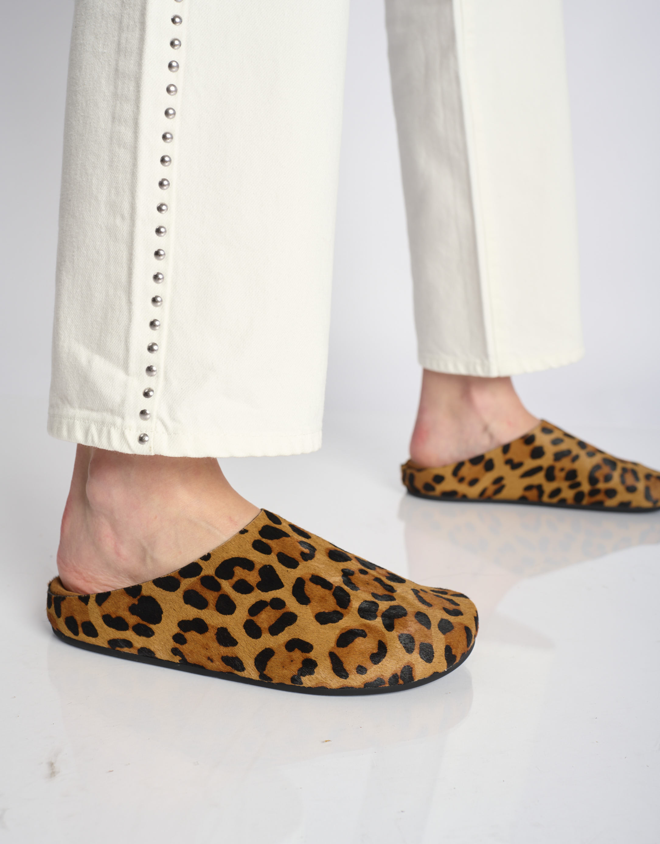 נעלי נשים - Jeffrey Campbell - כפכפי פרווה CONTENT - נמר3