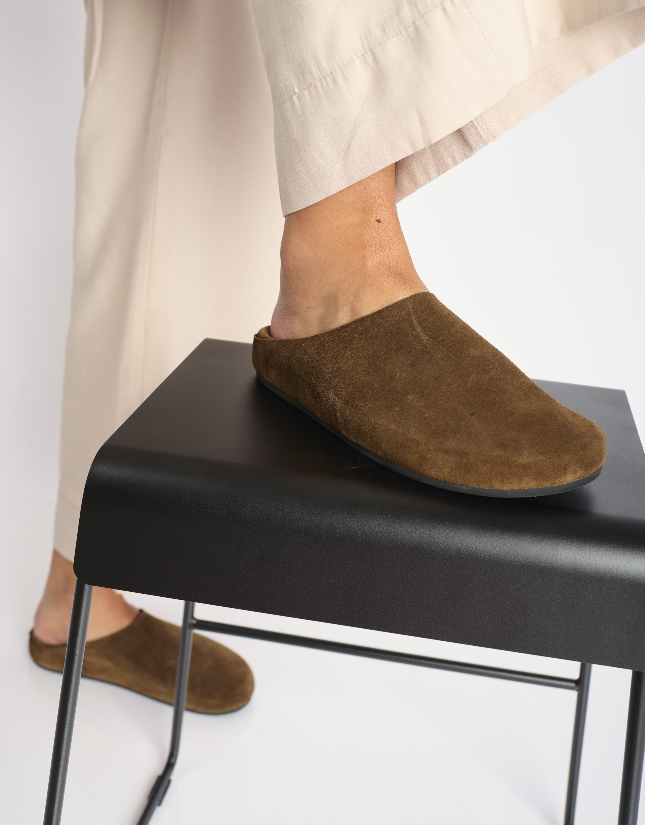 נעלי נשים - Jeffrey Campbell - כפכפי זמש CONTENT - חום3