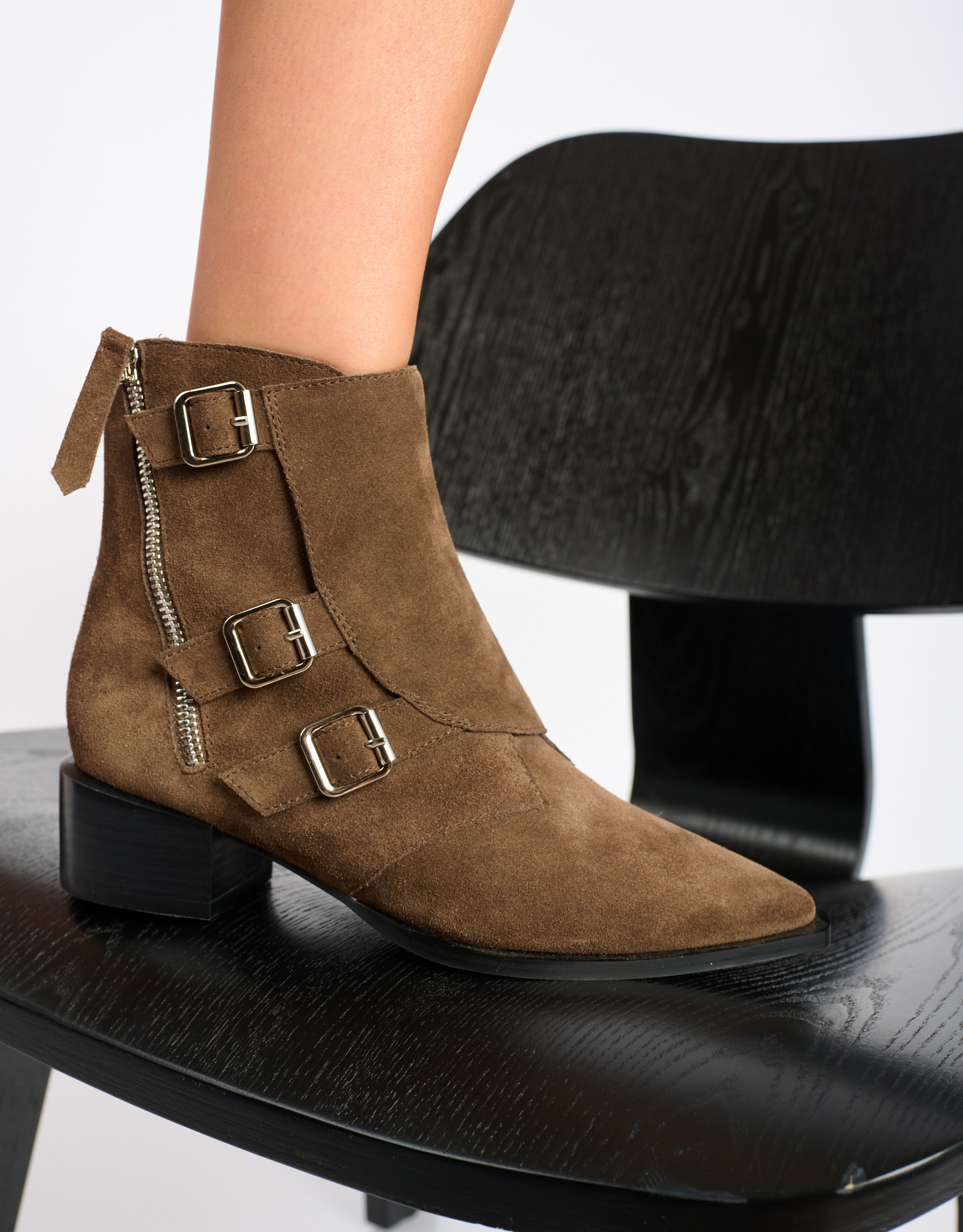 נעלי נשים - Jeffrey Campbell - מגפוני זמש DUCKI - חום כהה2