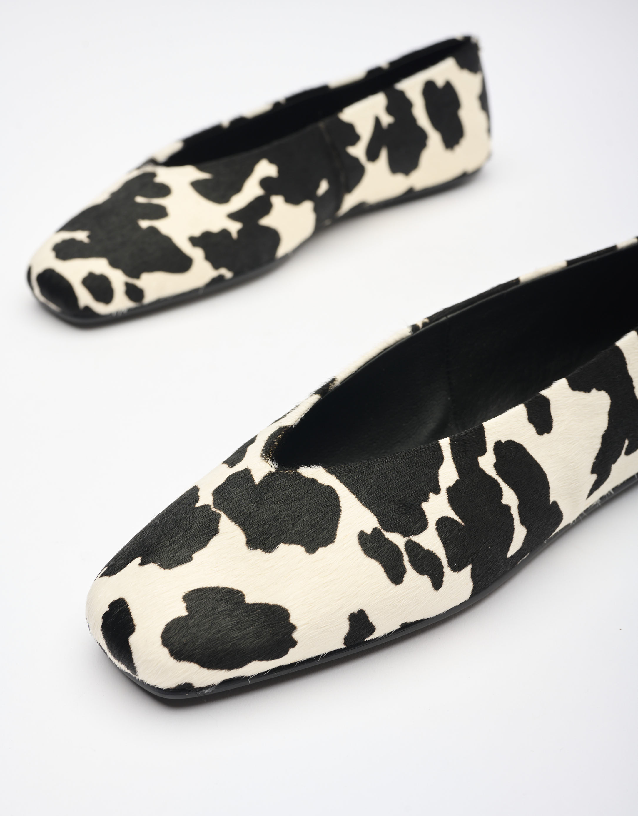 נעלי נשים - Jeffrey Campbell - נעלי סירה מפרווה FATHOM - לבן   שחור1