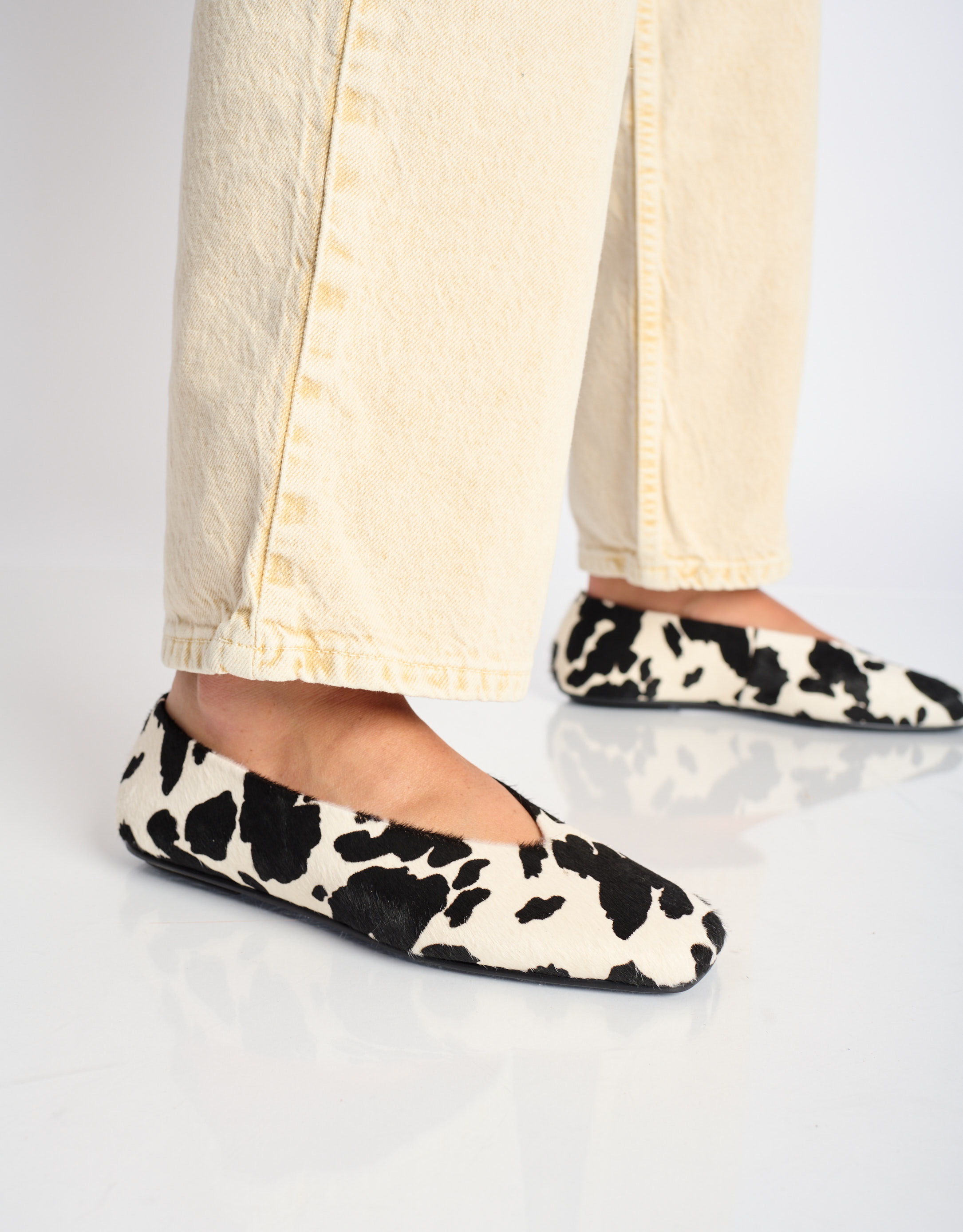 נעלי נשים - Jeffrey Campbell - נעלי סירה מפרווה FATHOM - לבן   שחור2