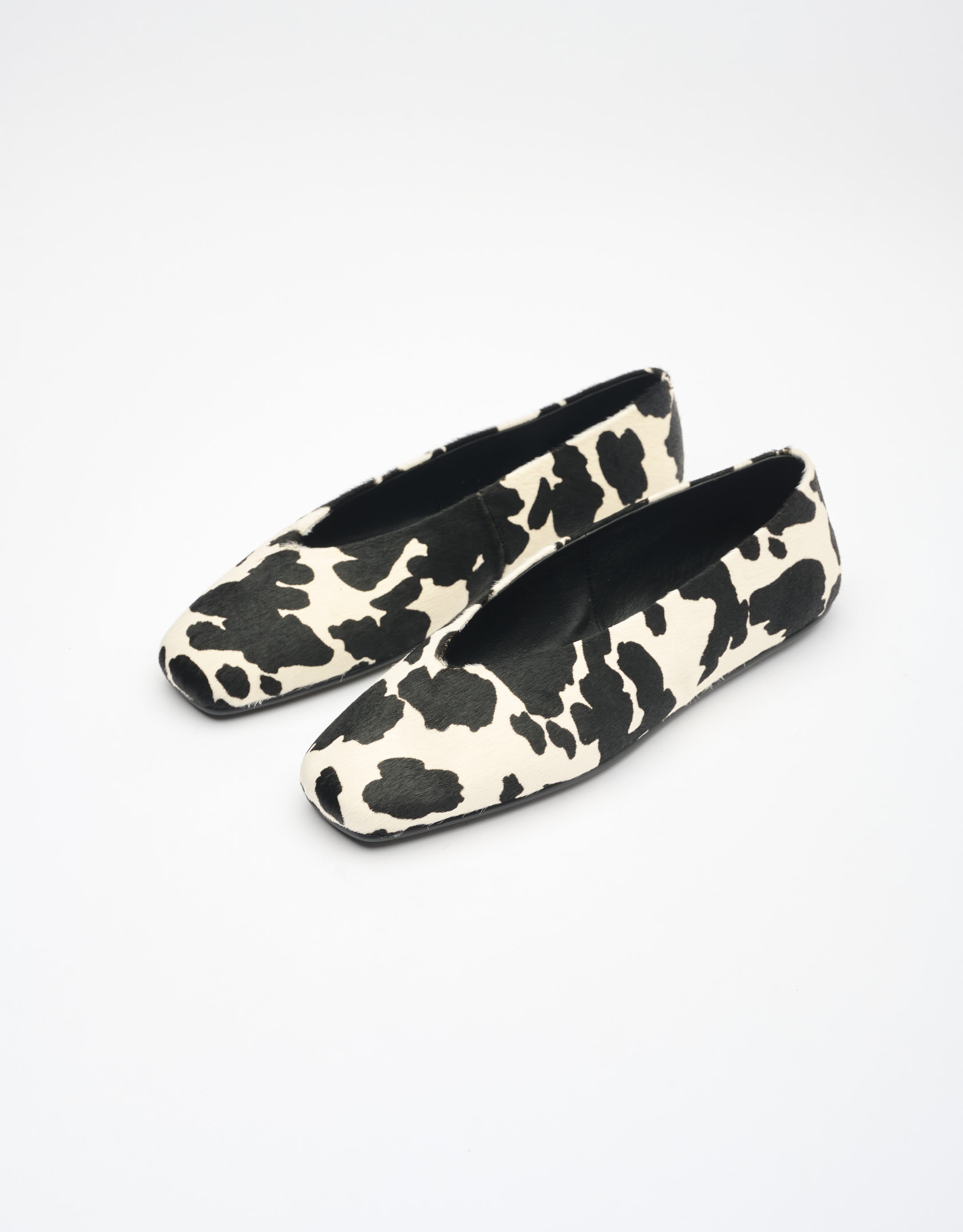 נעלי נשים - Jeffrey Campbell - נעלי סירה מפרווה FATHOM - לבן   שחור4