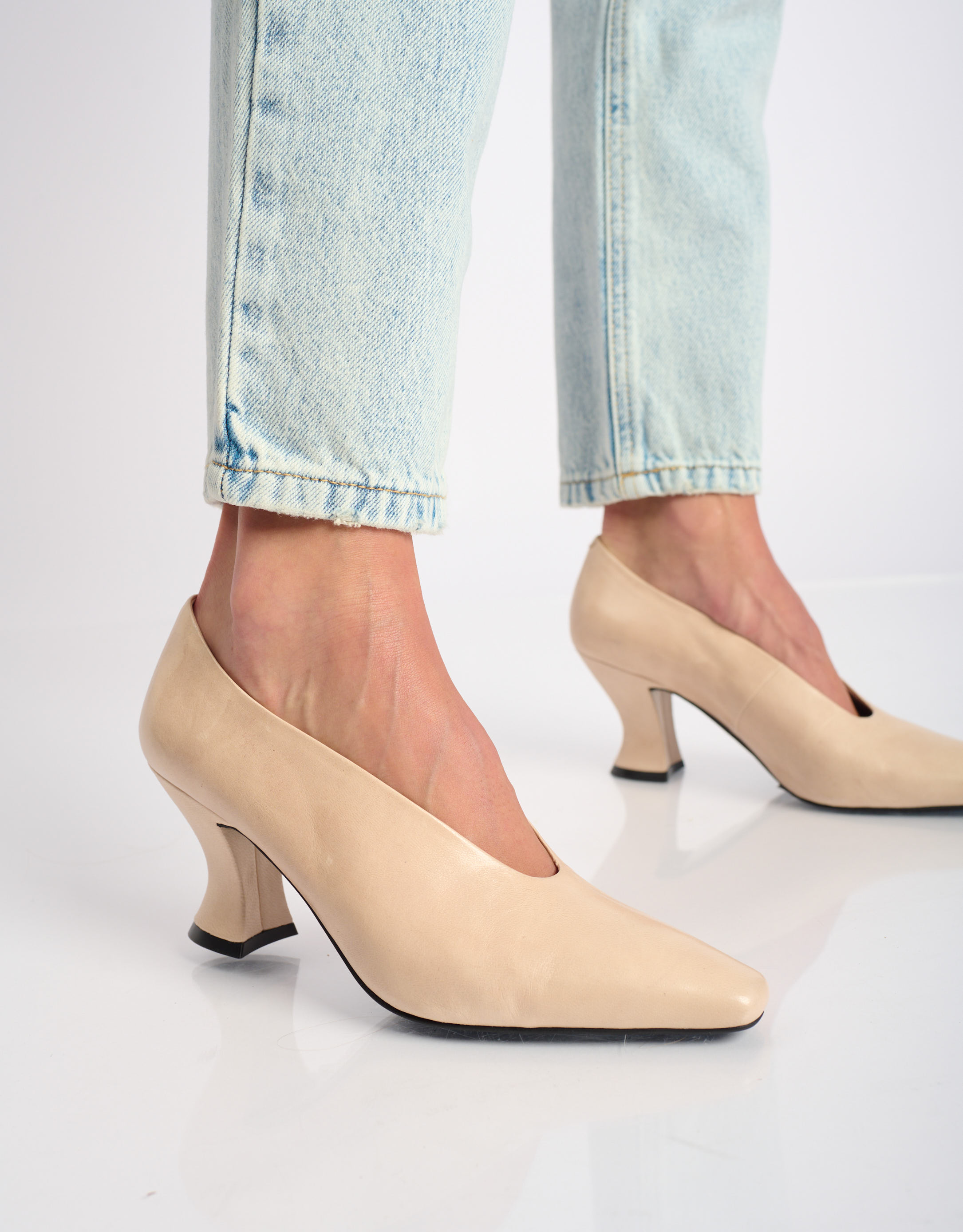 נעלי נשים - Jeffrey Campbell - נעלי סירה מעור HINTS - ניוד3