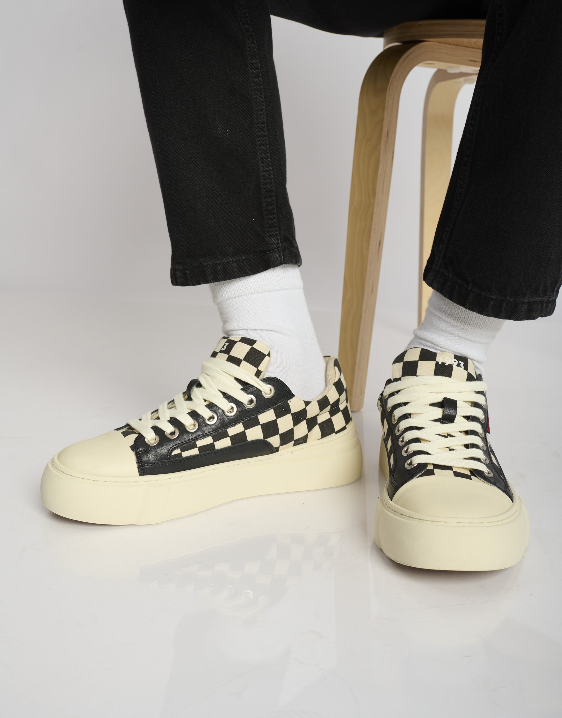 נעלי גברים - Acupuncture - סניקרס דמוי עור AFC - שחור לבן1